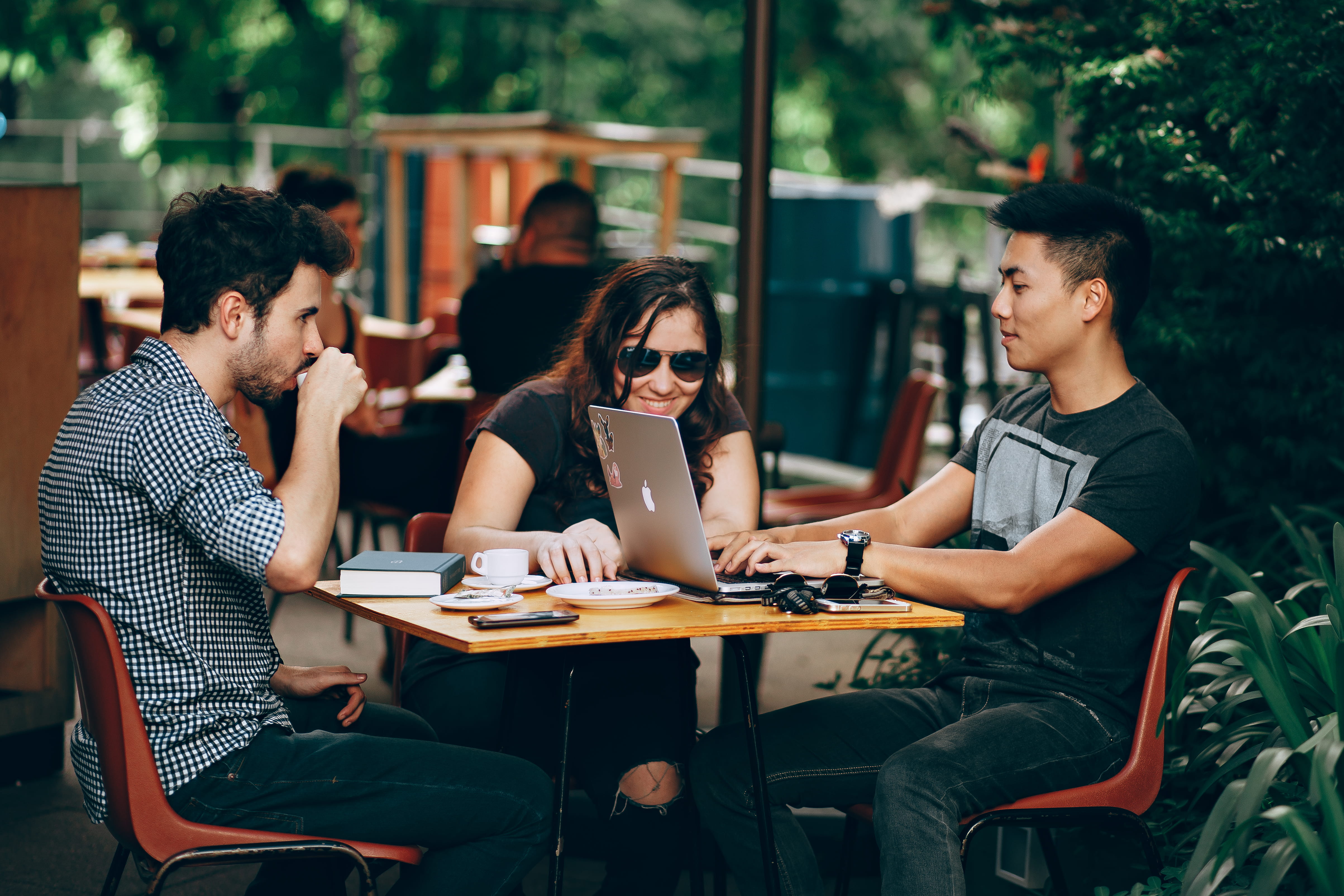 remote work, laptop, young adult, college, drinking, people, coffee, team, connection, males, young woman, group, drink, startup, brazilian, using laptop, HD Wallpaper