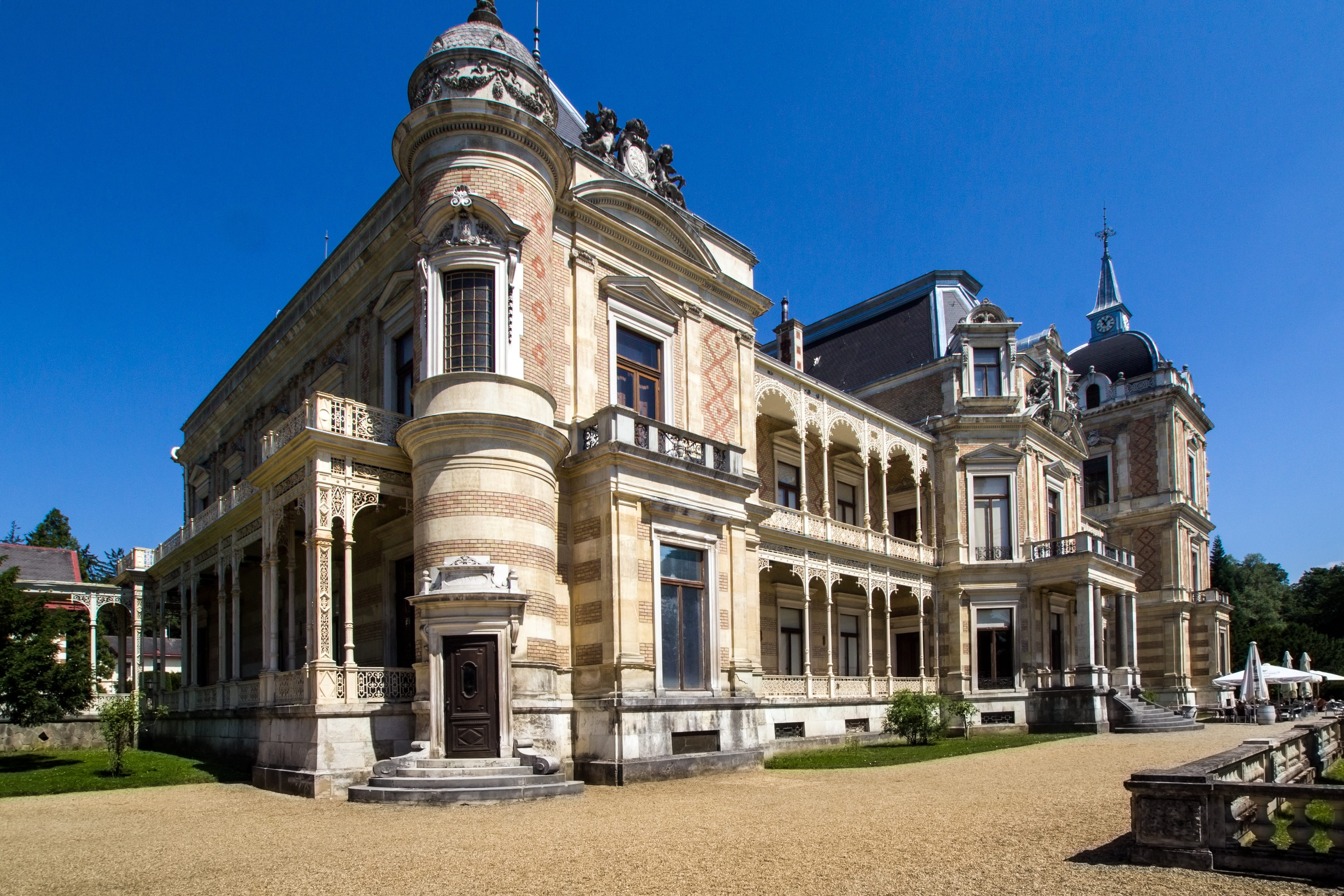 4K, building exterior, nature, travel destinations, built structure, sky, residential district, house, architecture, outdoors, the past, history, hermes villa, HD Wallpaper