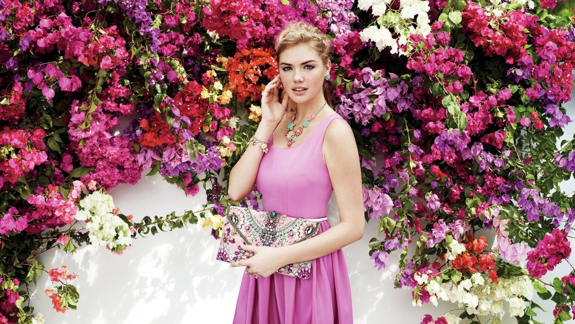 hairstyle, fashion, looking at camera, Kate Upton, beauty, outdoors, Actresses, beautiful woman, plant, young women, flower head, flower arrangement, flower, HD Wallpaper