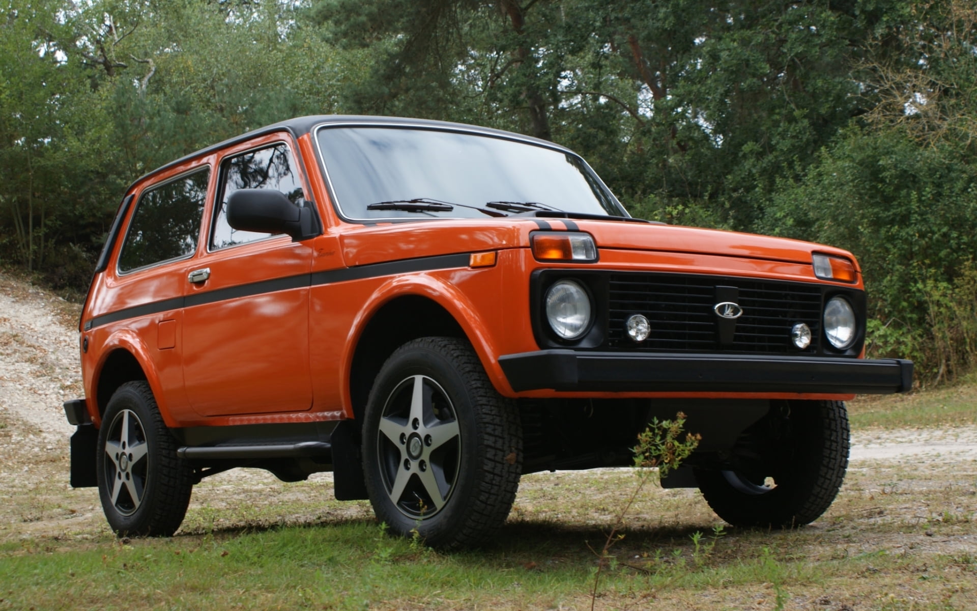 land Vehicle, mode of transportation, old-fashioned, 4x4, reflection, street, stationary, classic, wheel, travel, orange, outdoors, Lada, engine, the front, HD Wallpaper