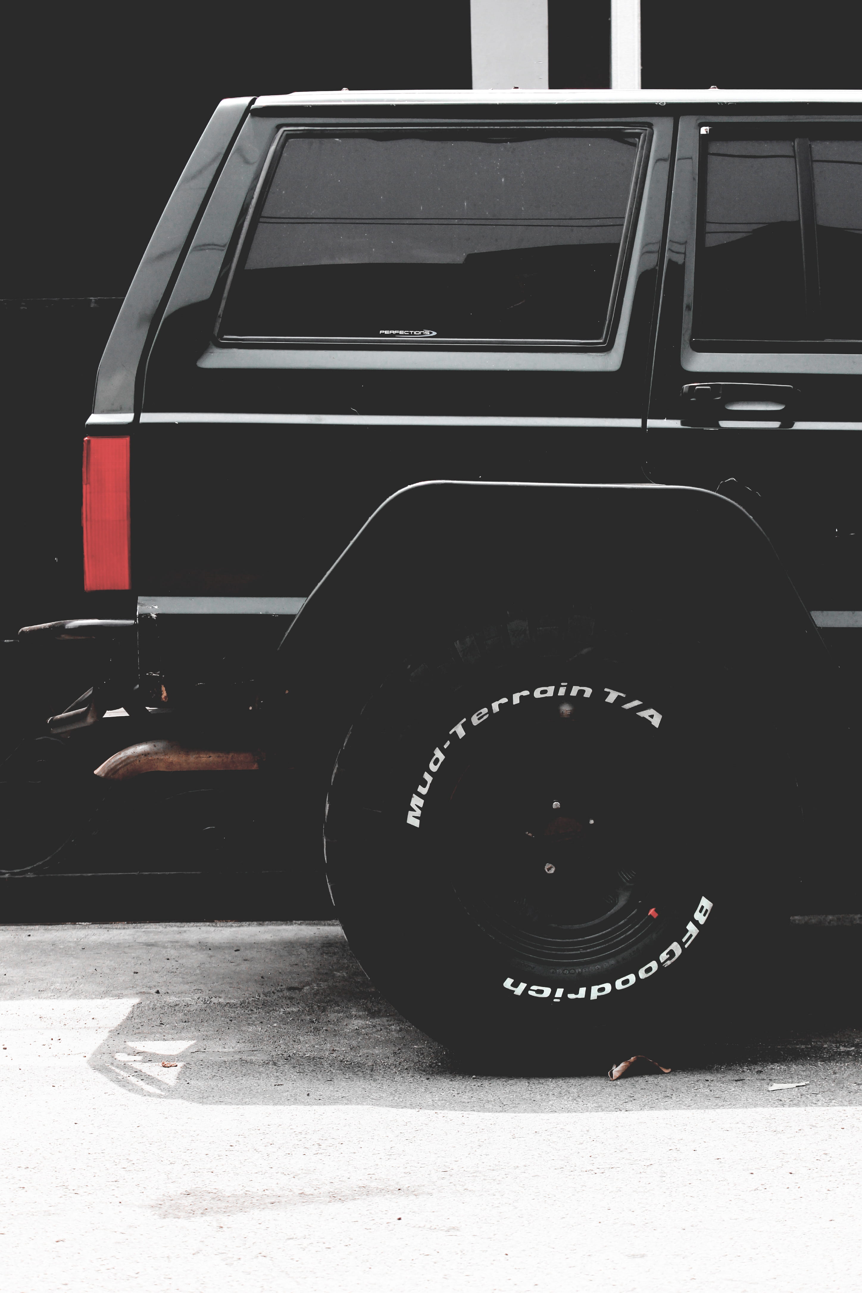 luxury, vintage car, tire, mechanic, garage, suv, day, close-up, retro styled, cherokee, 4K, jeep, transportation, canon, xj, 4x4, metal, no people, headlight, Phone HD Wallpaper