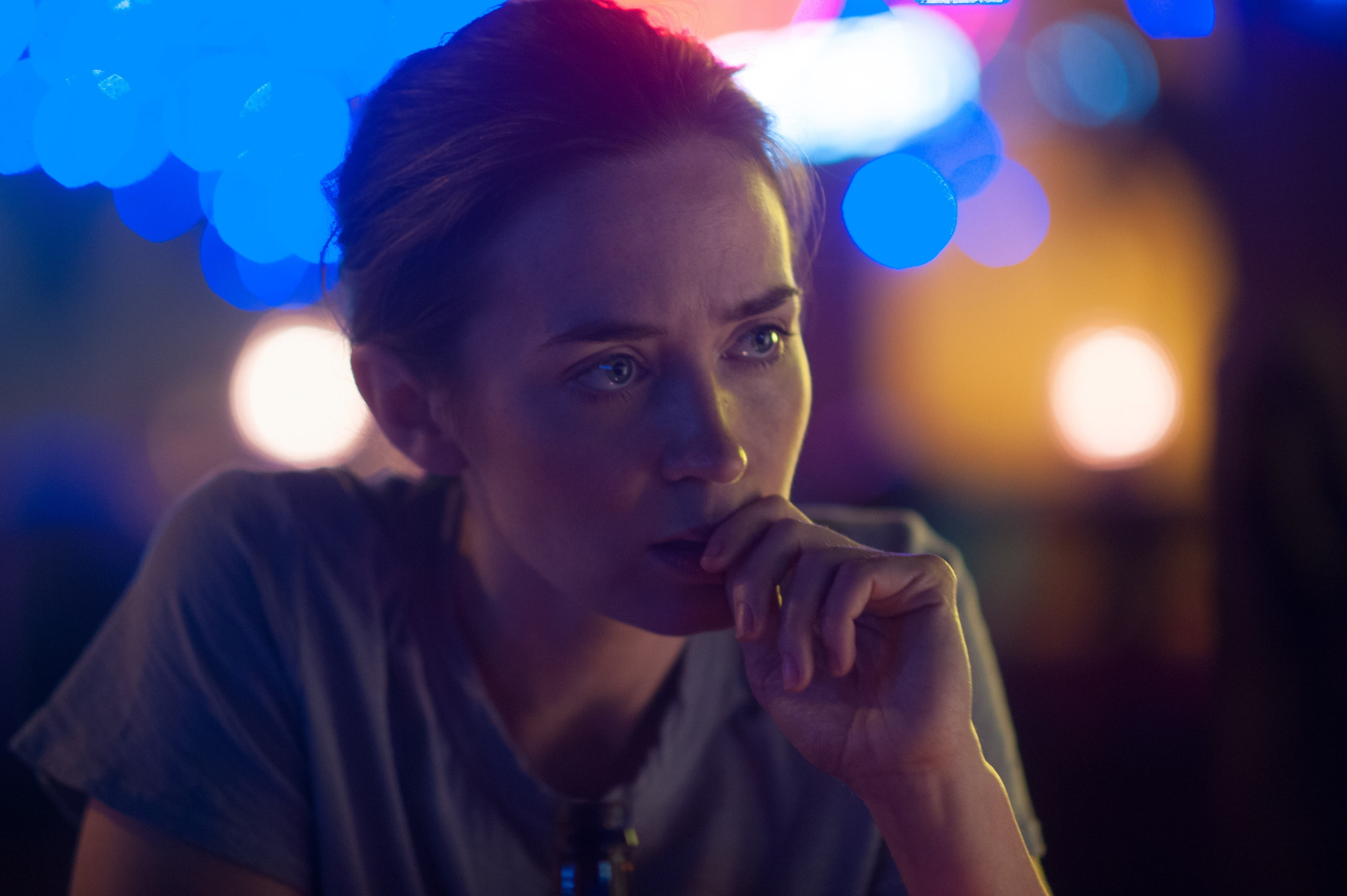 adult, casual clothing, portrait, focus on foreground, looking, contemplation, young adult, lifestyles, Emily Blunt, illuminated, one person, lens flare, HD Wallpaper