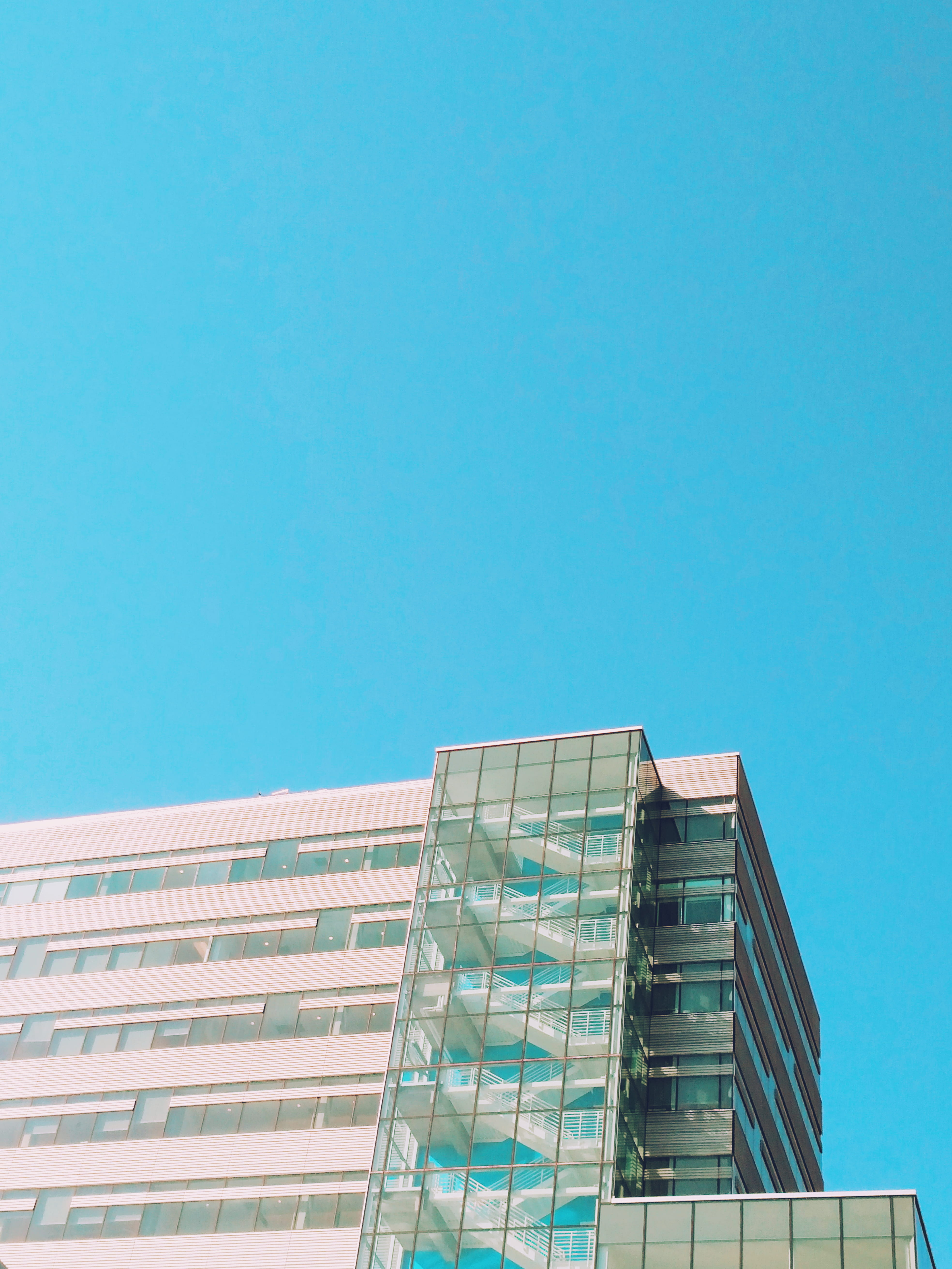 noon, outdoors, white, office, copy space, photography, apartment, apartment building, glass - material, day, downtown, modern, housing, contemporary, high rise, Phone HD Wallpaper