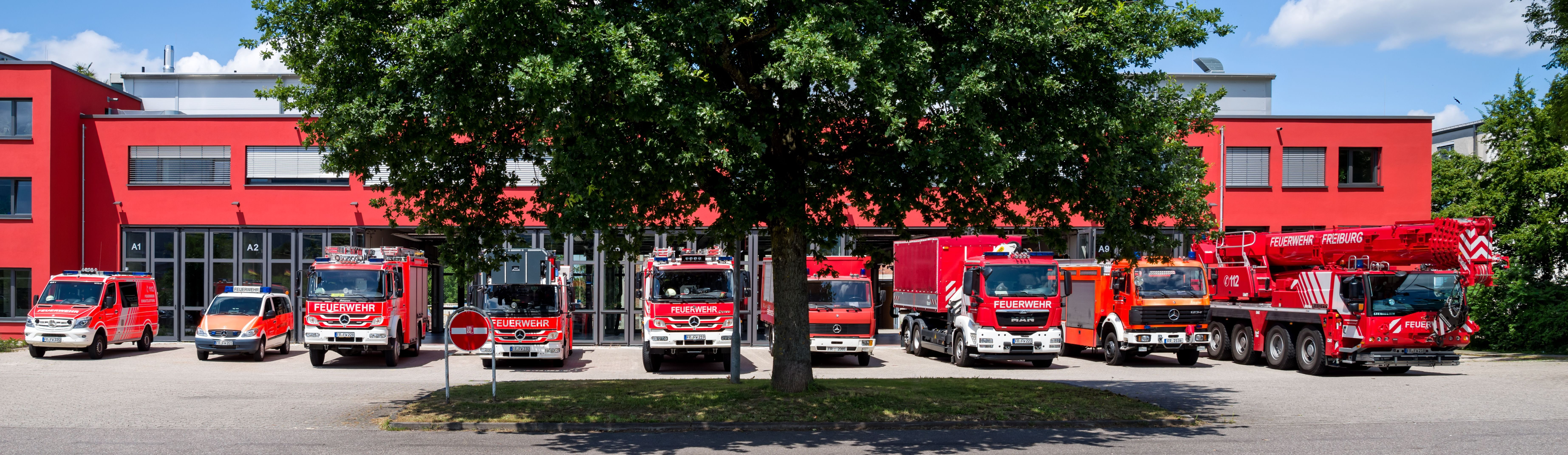 red, built structure, tree, transportation, firetruck, city, truck, fire, 5K, no people, accidents and disasters, outdoors, street, feuerwehr, building, HD Wallpaper