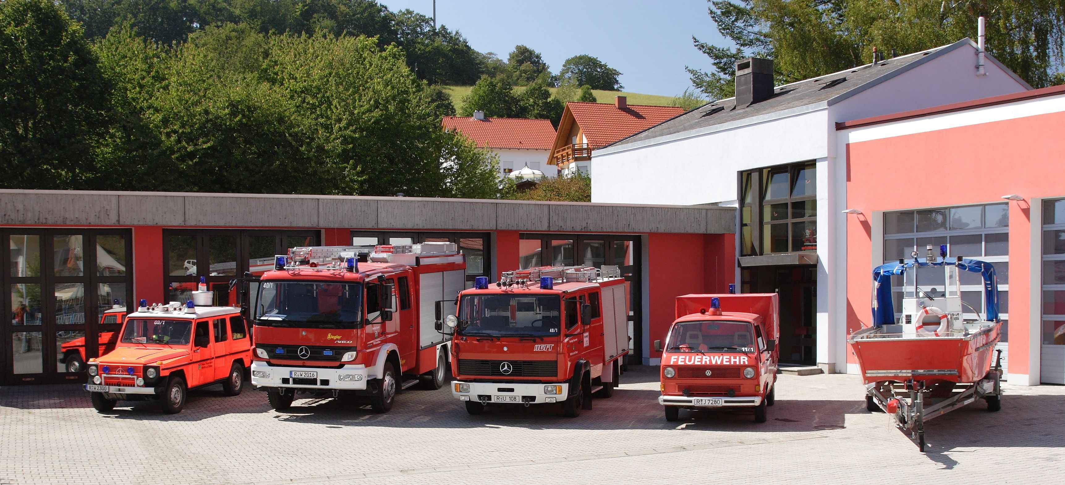 day, motor vehicle, nature, car, 2K, outdoors, firetruck, street, emergency, engine, vehicle, land vehicle, feuerwehr, tree, building, built structure, HD Wallpaper