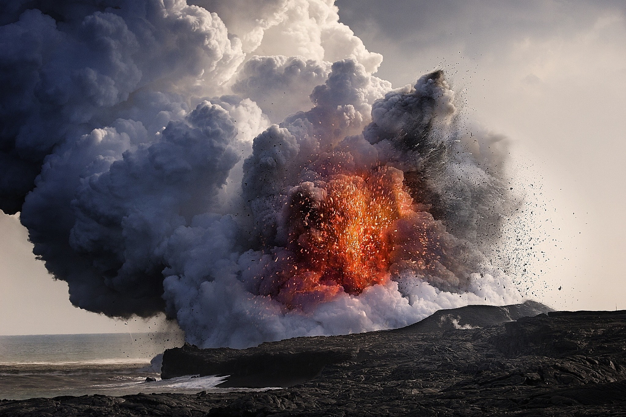 1080P, eruptions, sea, Hawaii, crater, smoke, landscape, lava, ash, volcano, rock, nature, HD Wallpaper