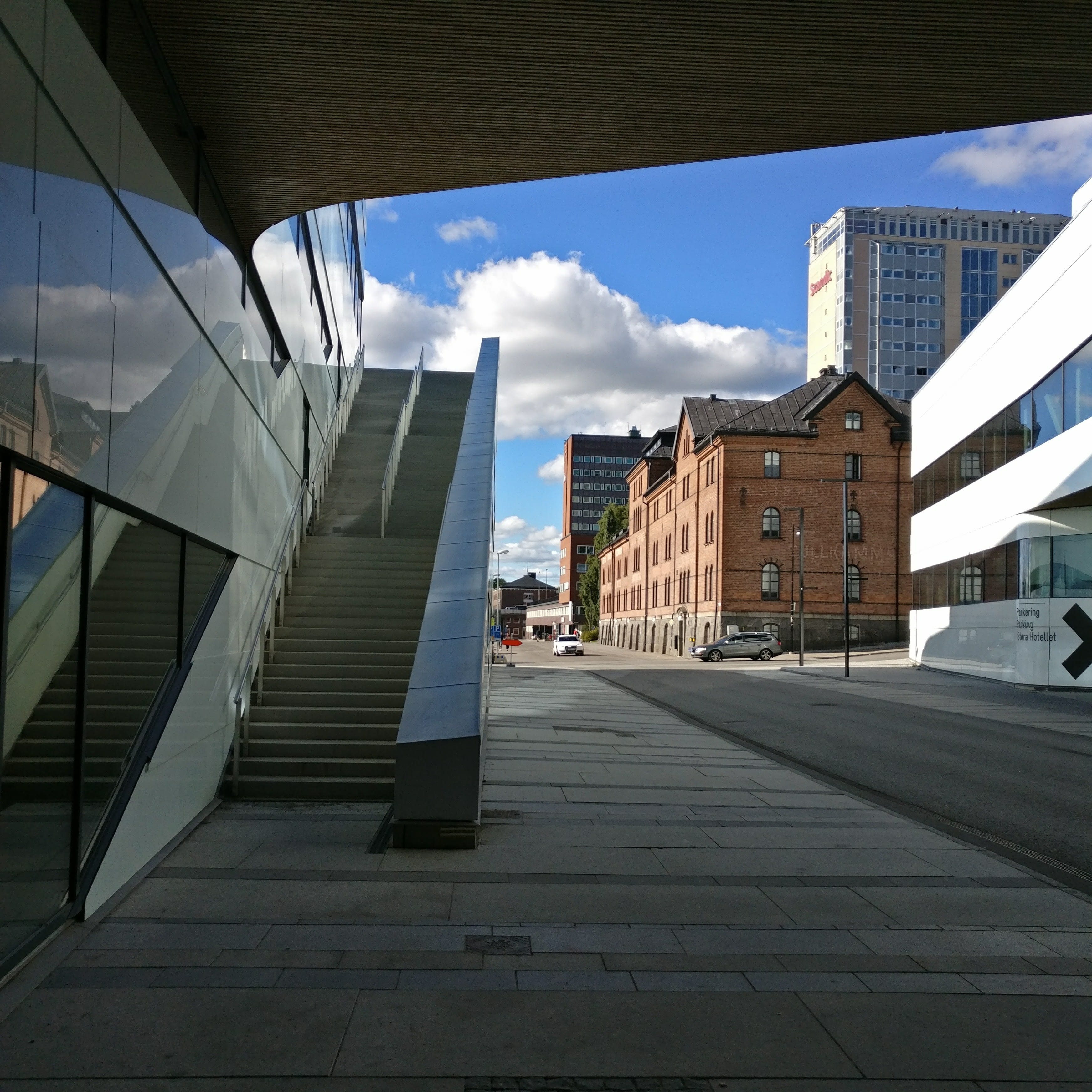 outdoors, cloud - sky, glass - material, narrow, building, umea, sweden, built structure, nature, sky, swedish, reflection, incidental people, skyscraper, Phone HD Wallpaper