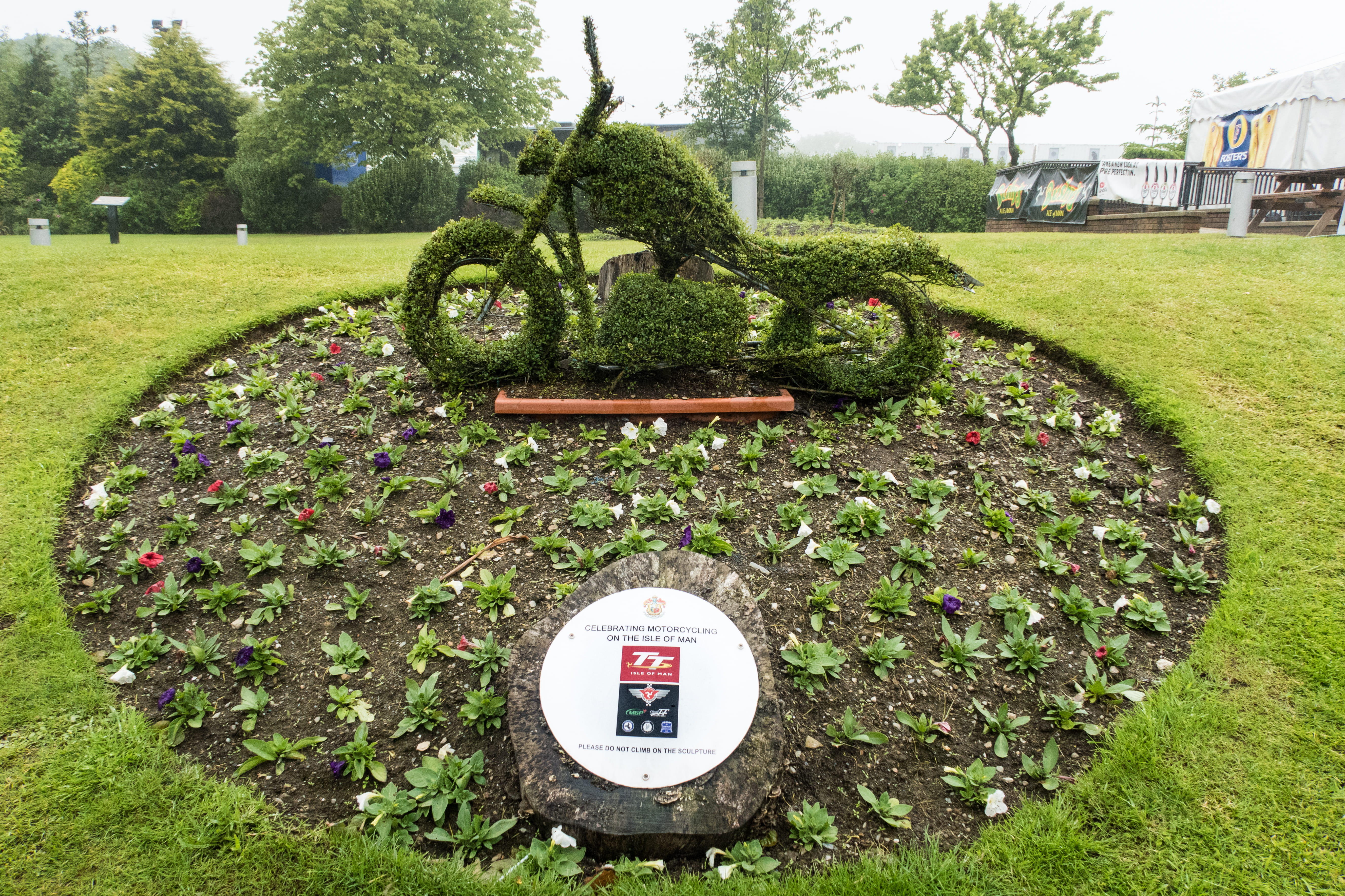 douglas, garden, built structure, shape, motorcycle, building exterior, tt grandstand, day, grass, architecture, topiary, formal garden, lawn, park - man made space, HD Wallpaper