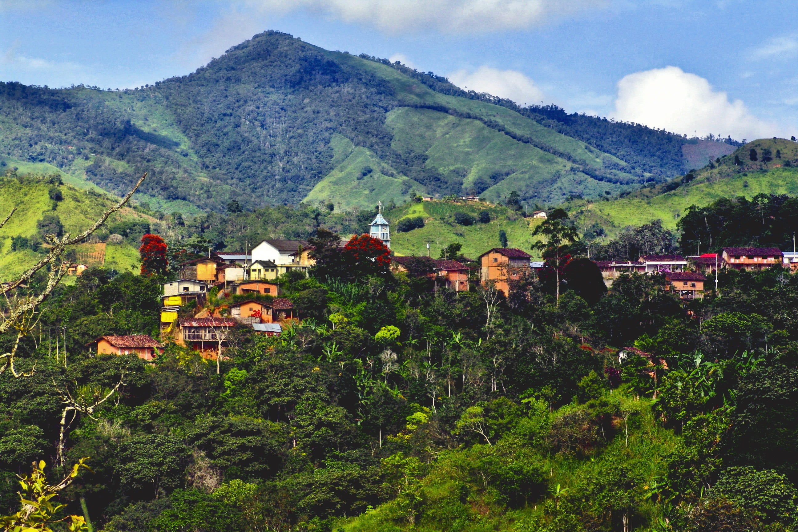 traditional, beauty in nature, vergel, scenics - nature, built structure, People, building exterior, Landscape, nature, green color, sky, village, land, HD Wallpaper