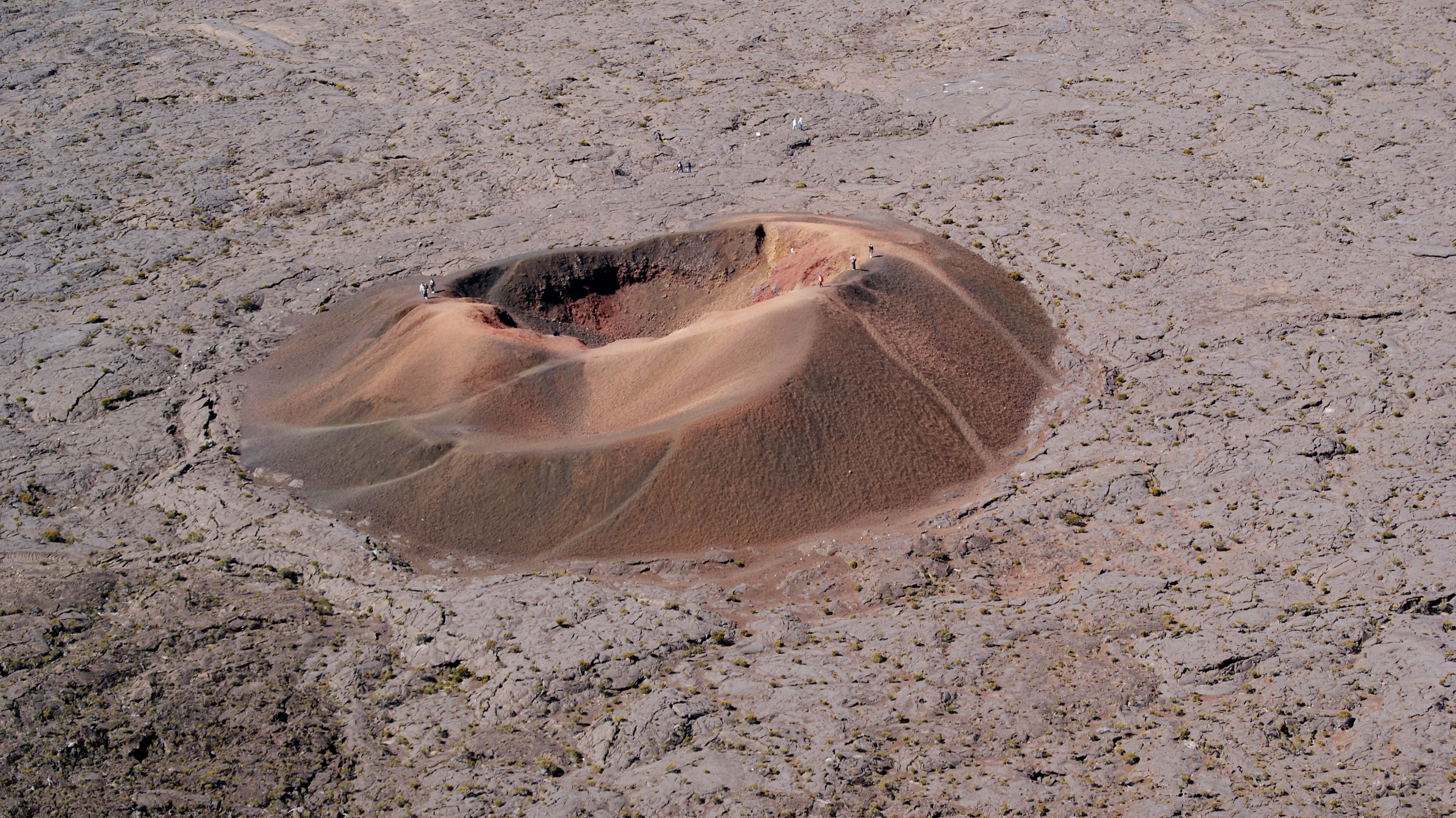 outdoors, piton of the furnace, volcano, landscape, beach, road, hole, textured, crater, desert, 4K, one animal, sand, dirt, jellyfish, close-up, day, HD Wallpaper