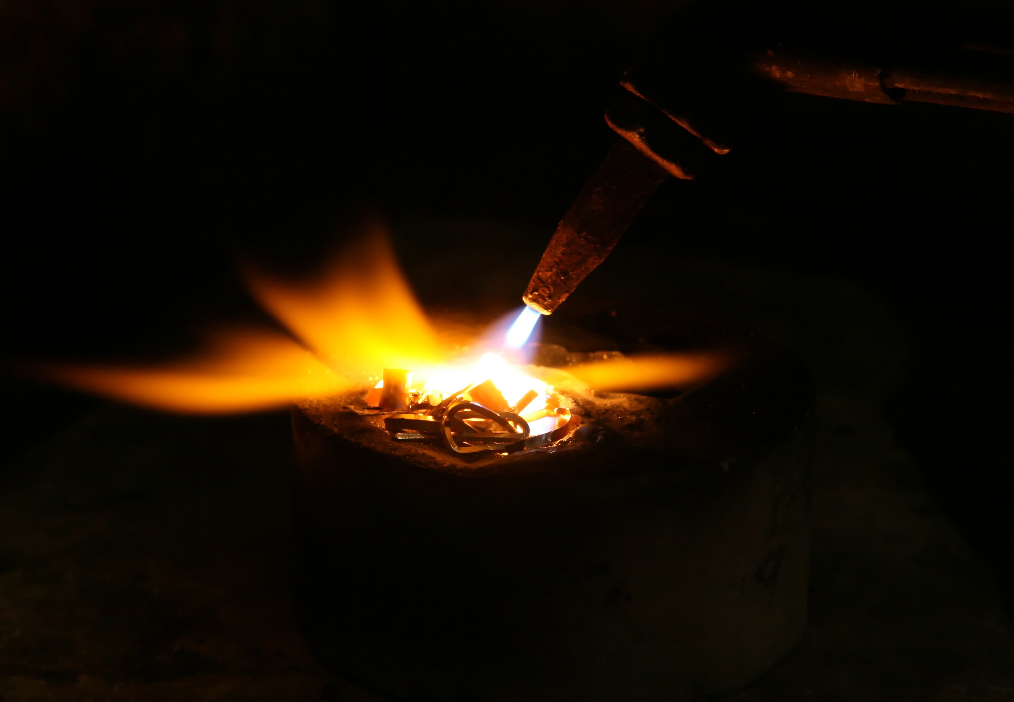 wood - Material, industry, motion, welder, hot, melt, jewellery, glowing, acetylene, pot, sparks, aluminium, flame, heat - Temperature, close-up, 2K, gas, HD Wallpaper
