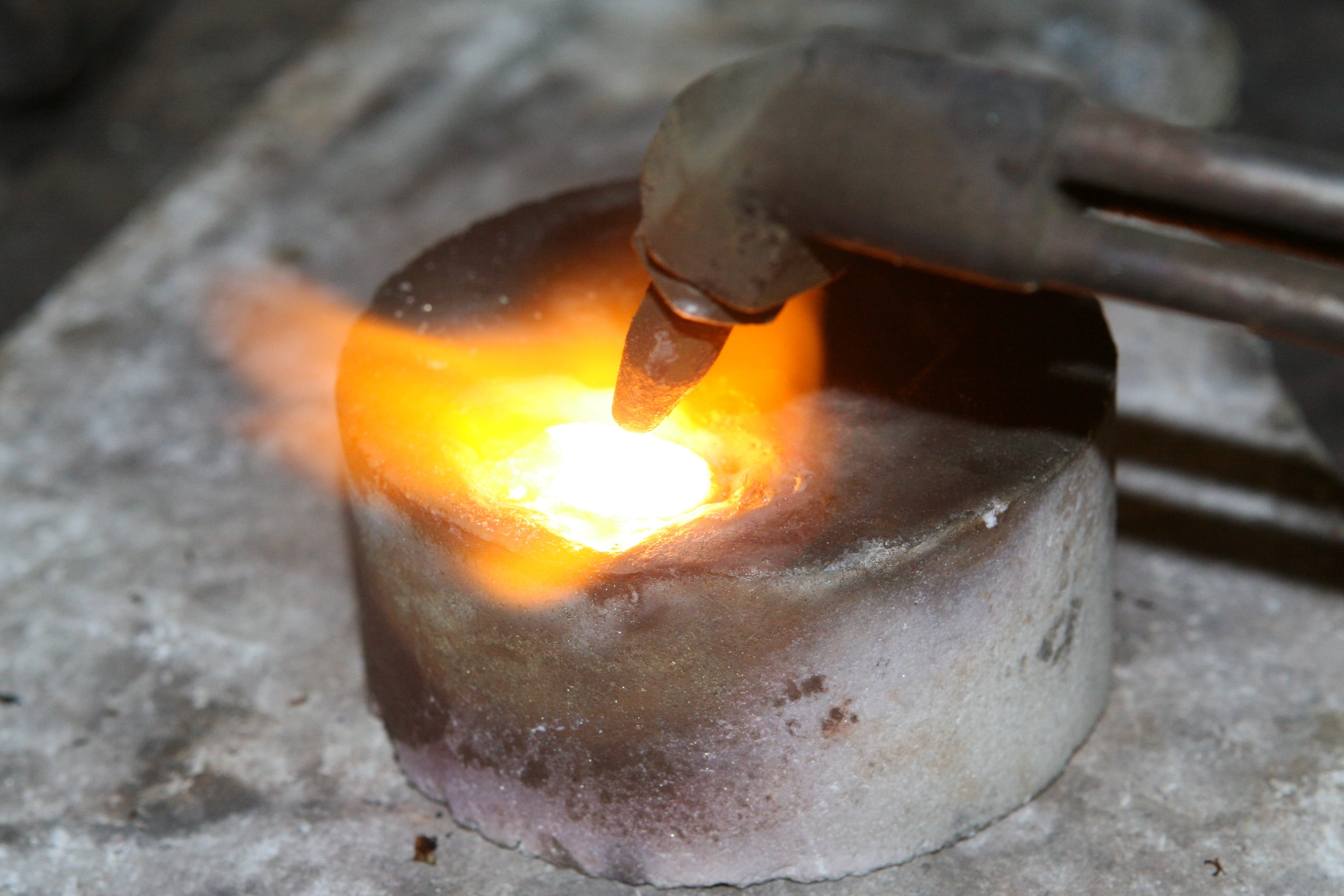 light, 2K, indoors, labour, close-up, ladle, bullion, sparks, steel, jeweller, alloy, blow, iron - metal, hot, oxygen, brass, plated, pot, burning, aluminium, HD Wallpaper
