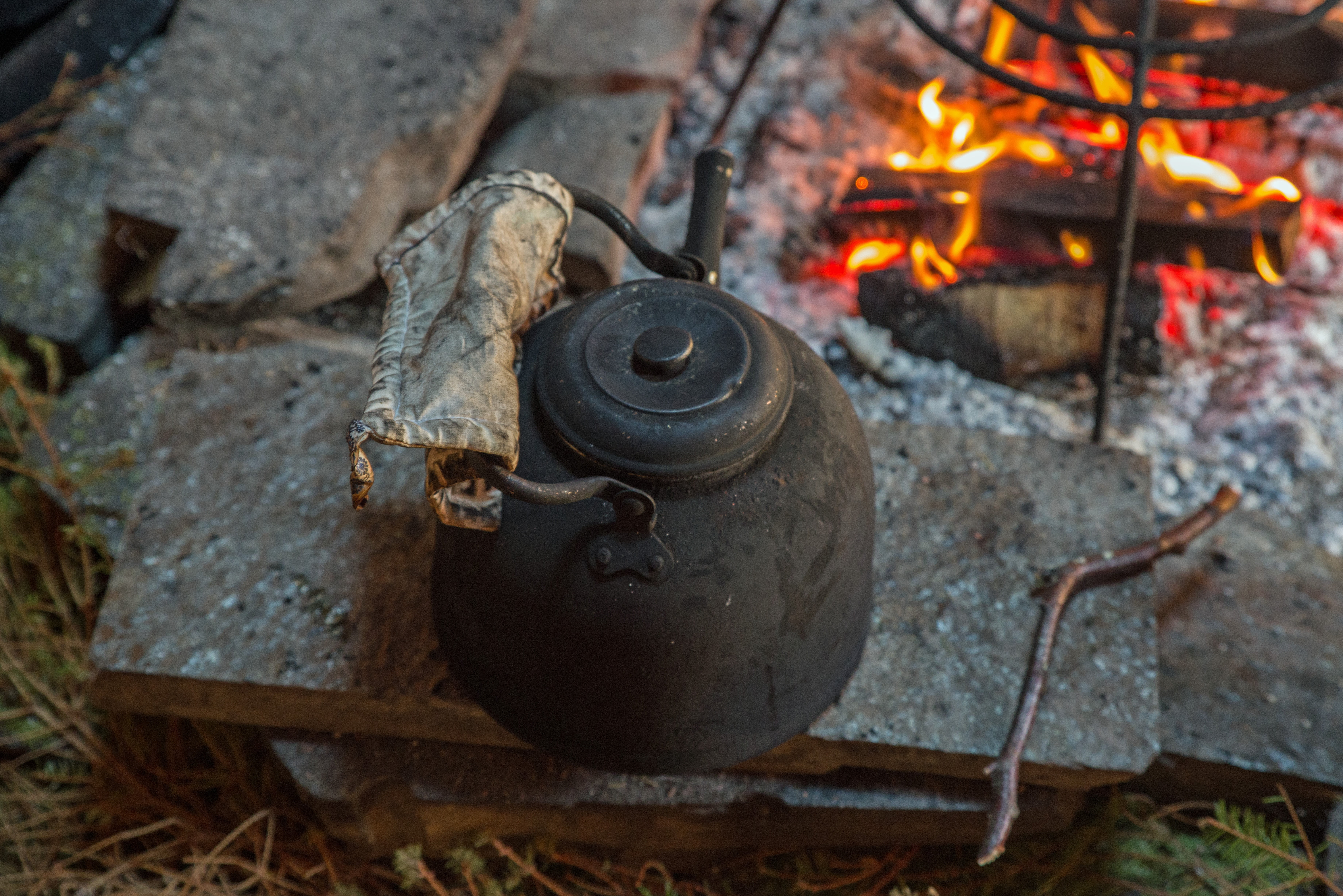 log, glowing, whistle, burning, hot, metal, flame, kitchen utensil, bonfire, no people, sweden, fire - Natural Phenomenon, pot, wood, black, wood - Material, HD Wallpaper