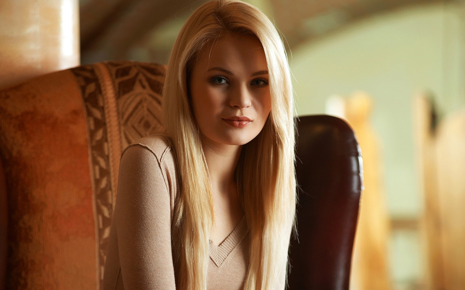 soft gradient, straight hair, chair, Talia Cherry, sweater, women, looking at viewer, blonde, 1080P, blurred, HD Wallpaper