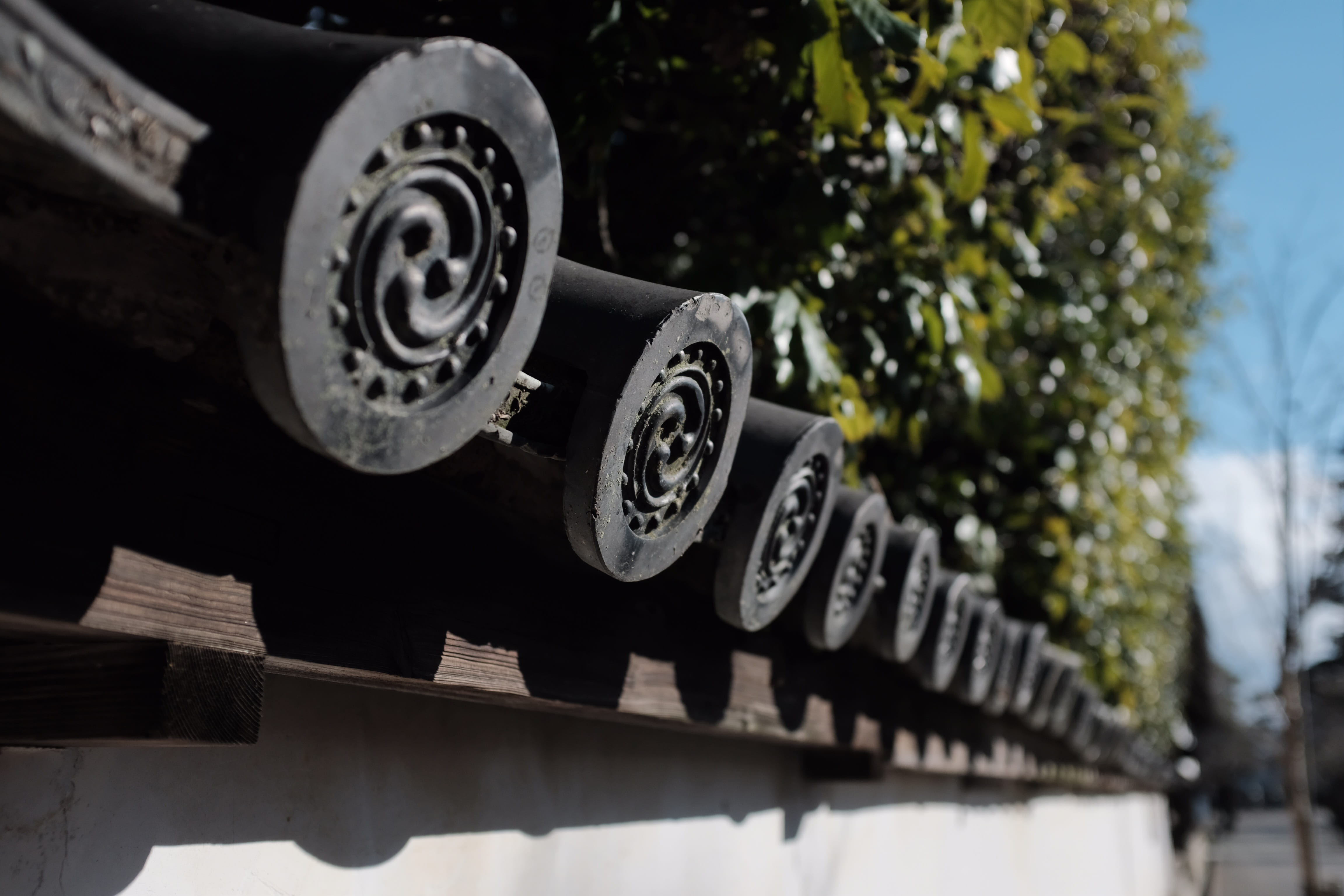 4K, classic, car wheel, japan, iwakuni, transportation, close-up, exterior, number, outdoors, communication, alloy wheel, house, wall, focus on foreground, HD Wallpaper