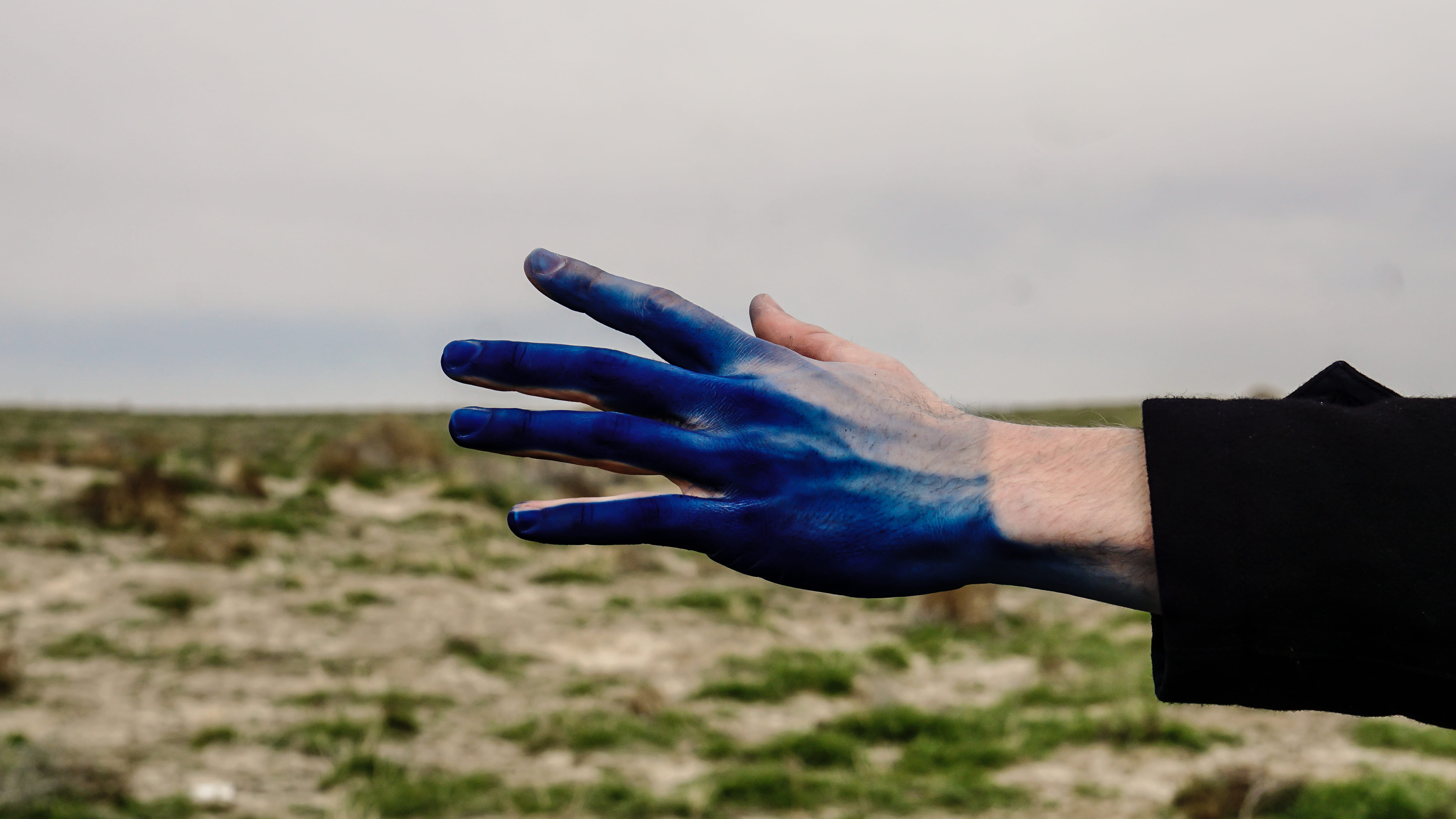 finger, close-up, holding, reaching, out, pigment, weird, hand, human limb, desert, one person, men, jacket, outdoors, landscape, man, copy space, black, HD Wallpaper