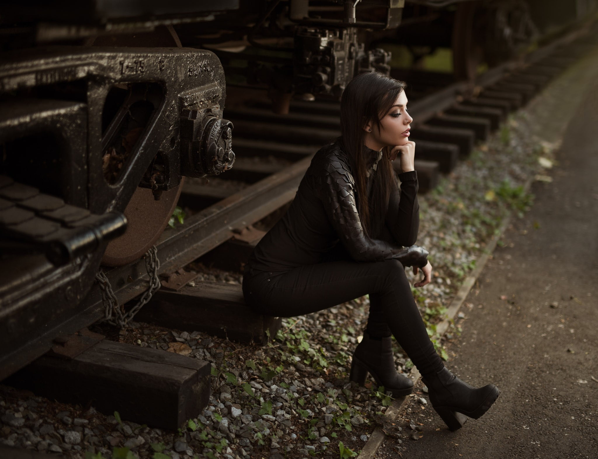 real people, women, black, architecture, full length, contemplation, emotion, lifestyles, railway, city, wearing, young adult, leggings, young men, looking away, HD Wallpaper