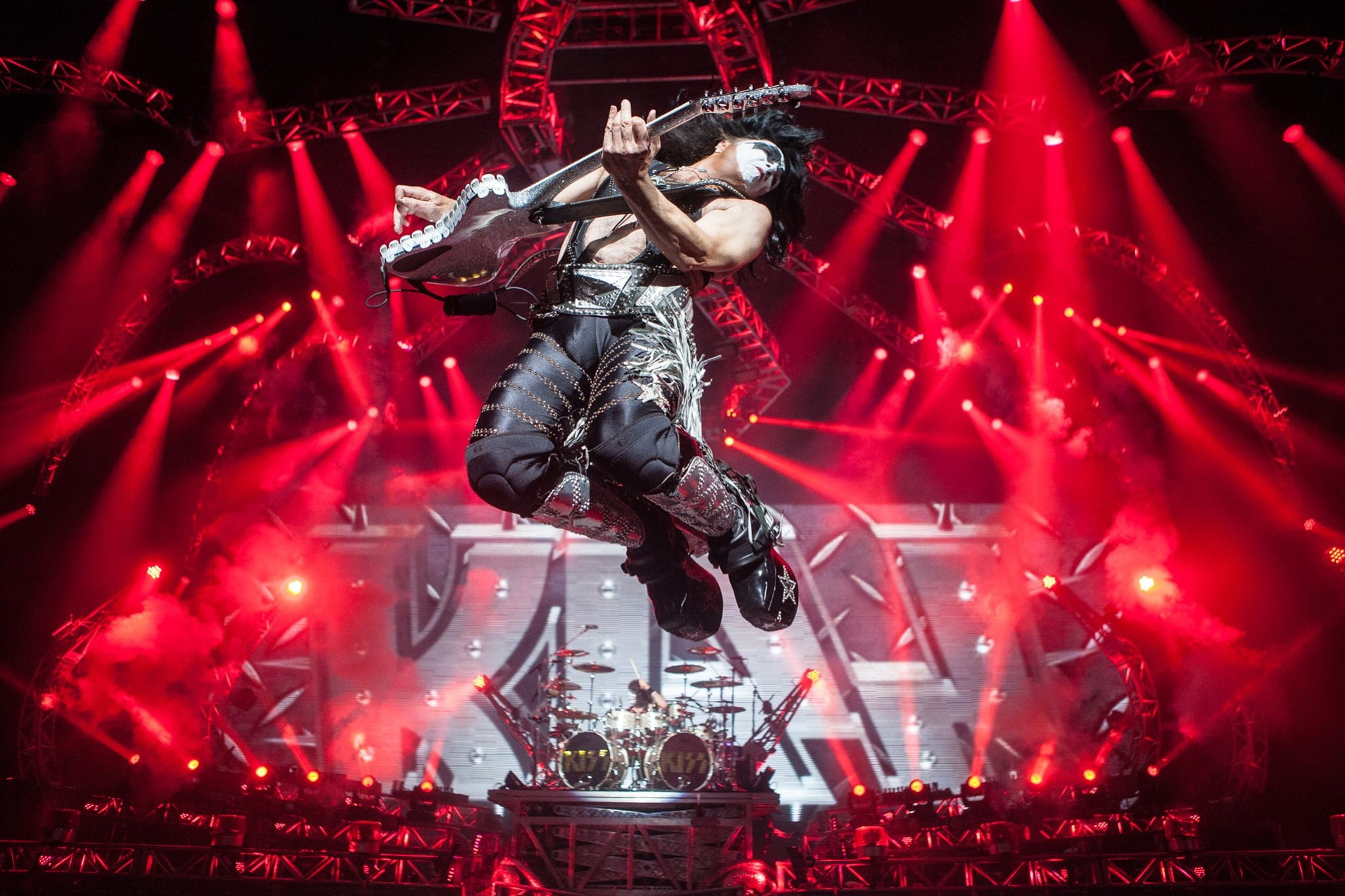 human arm, stage, one person, full length, arts culture and entertainment, stage - performance space, night, sport, kiss, 1080P, arms raised, HD Wallpaper