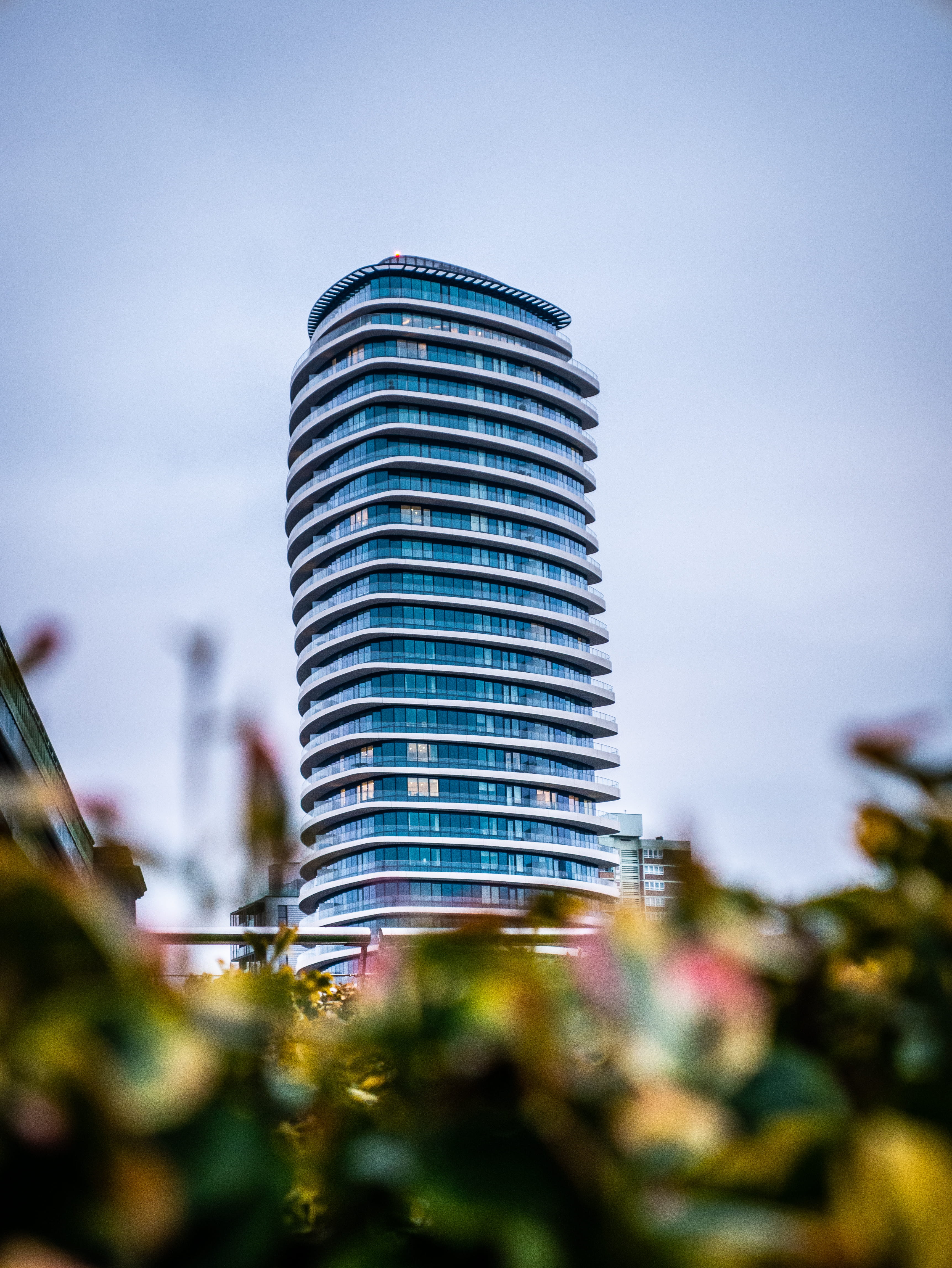 downtown, high rise, skyscraper, balcony, flat, 4K, contrast, luxury hotel, sky, building exterior, photography, gray, luxury, no people, tower, condo, Phone HD Wallpaper