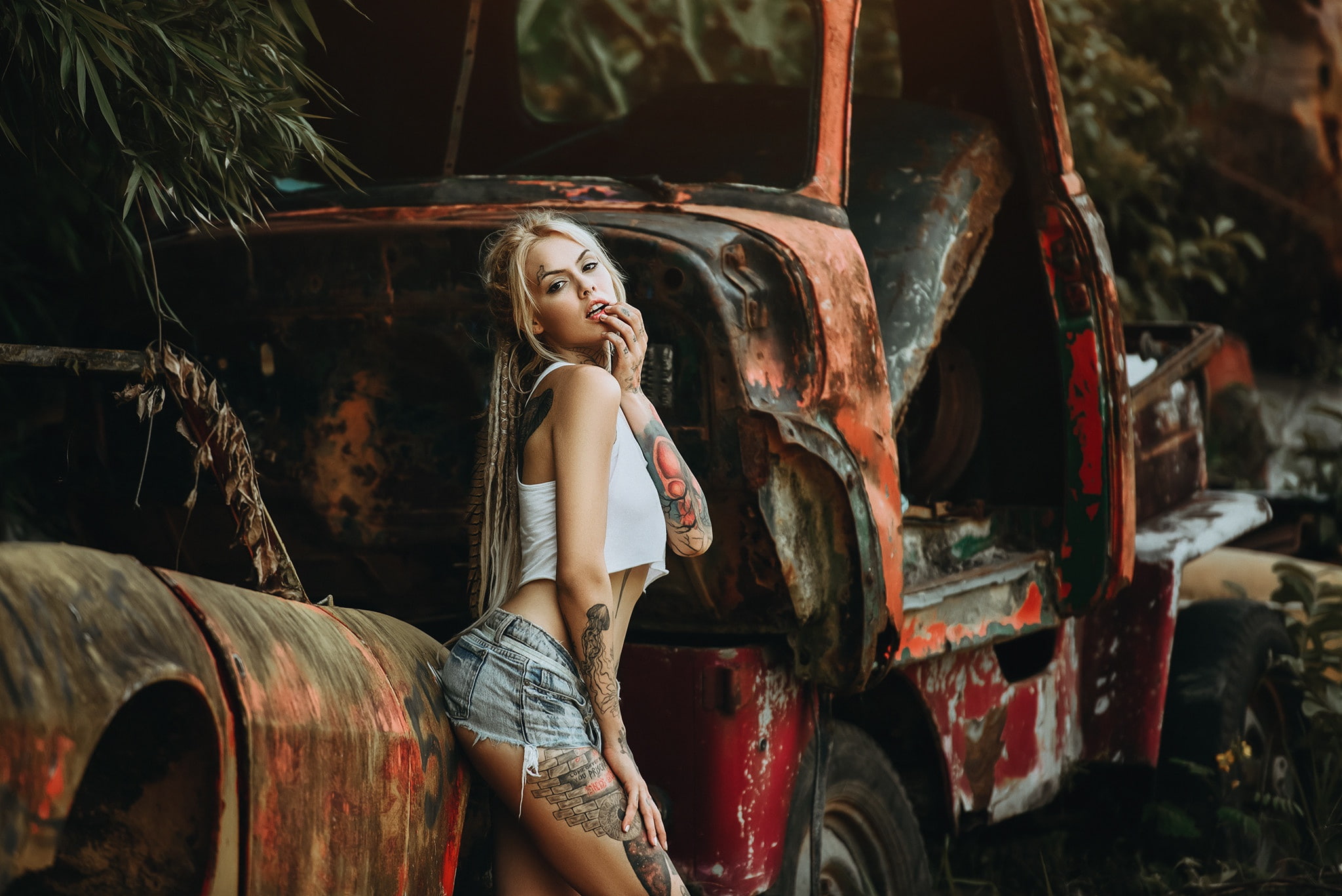 model, rust, blonde, Lais Arena, 1080P, tatoo, shorts, dreds, junkyard, girl, HD Wallpaper