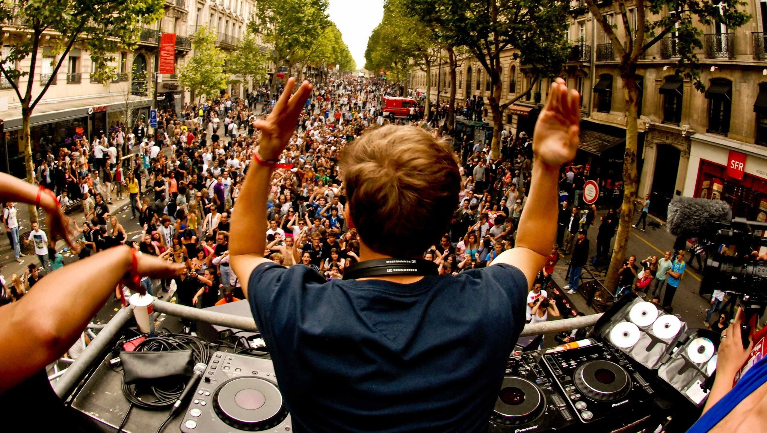 Hands, standing, human arm, Fan, architecture, real people, spectator, crowd, women, enjoyment, City, men, group of people, rear view, arms raised, people, HD Wallpaper