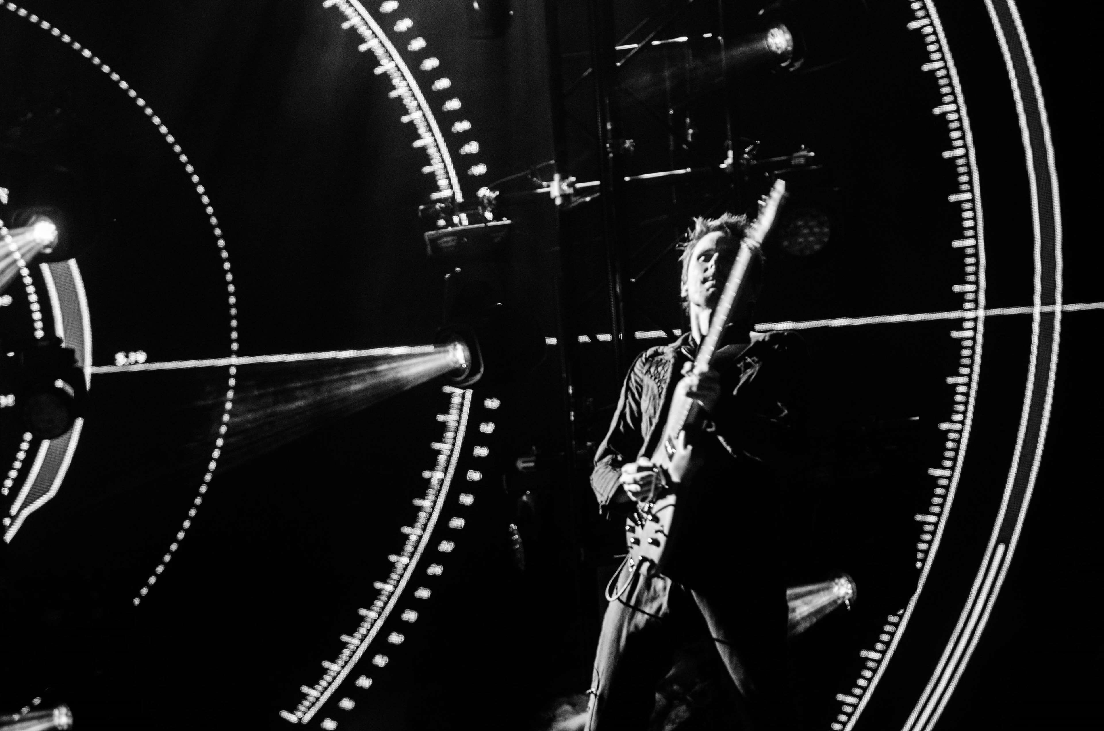 person, black background, guitarist, 4K, musician, studio shot, number, man made object, retro styled, indoors, metal, guitar, architecture, muse rock im revier 2015, HD Wallpaper