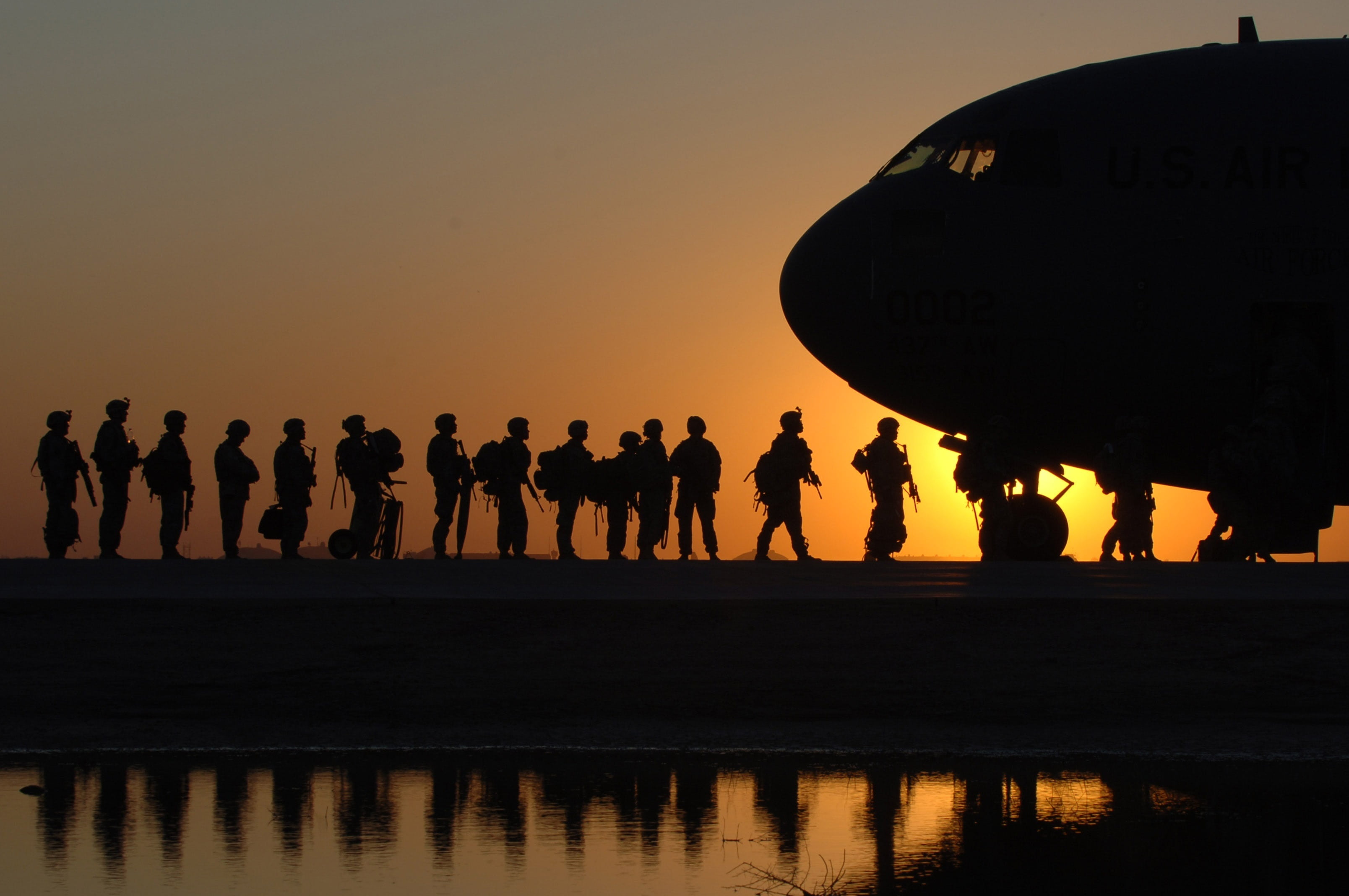 falling, globemaster c-17, cargo plane, flight, back Lit, transport, men, group Of People, military, us army, nature, silhouette, line, 2K, real people, HD Wallpaper