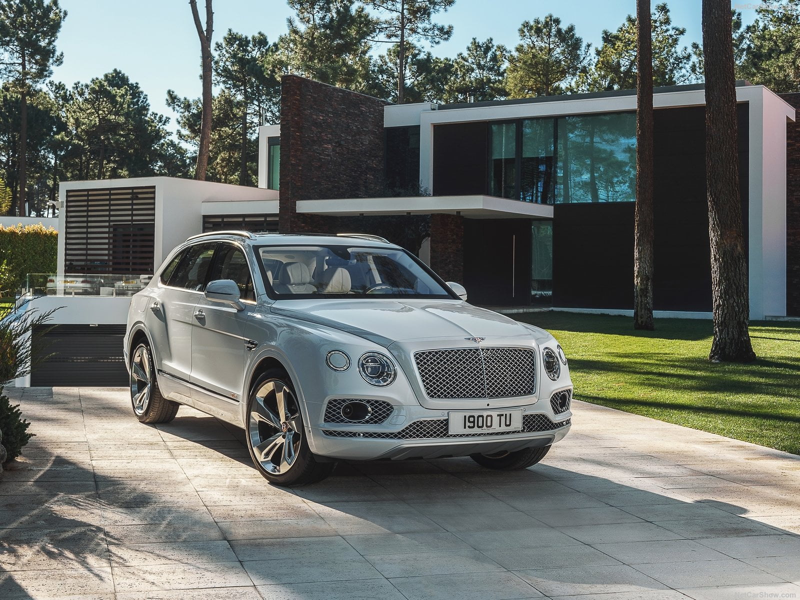 land vehicle, day, tree, stationary, 720P, outdoors, building exterior, plant, nature, sunlight, architecture, parking, motor vehicle, Bentley Bentayga Hybrid, HD Wallpaper