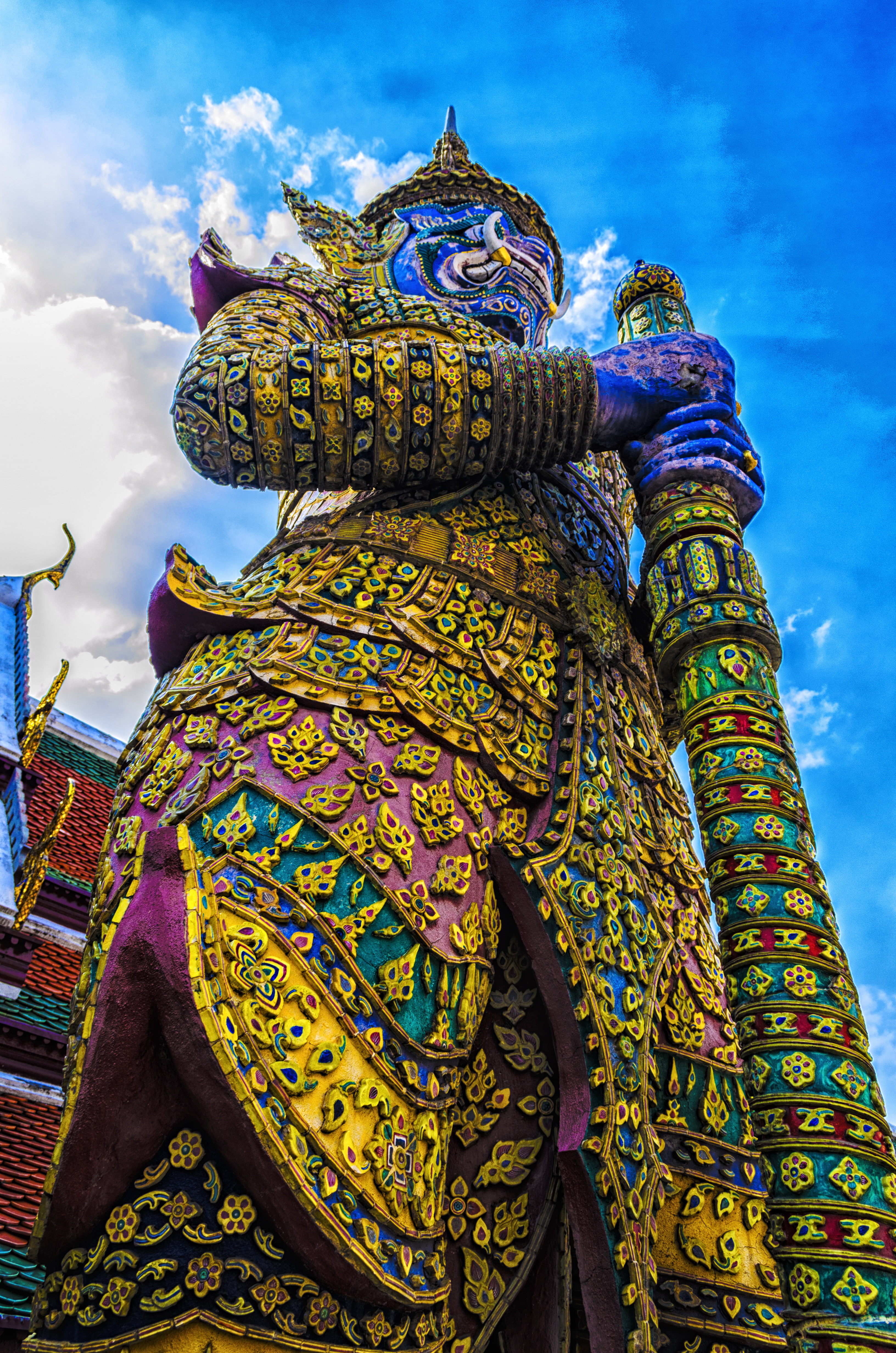 sculpture, art and craft, wat arun, building, cloud - sky, religion, spirituality, guard, low angle view, built structure, architecture, thai, 4K, demon - fictional character, Phone HD Wallpaper