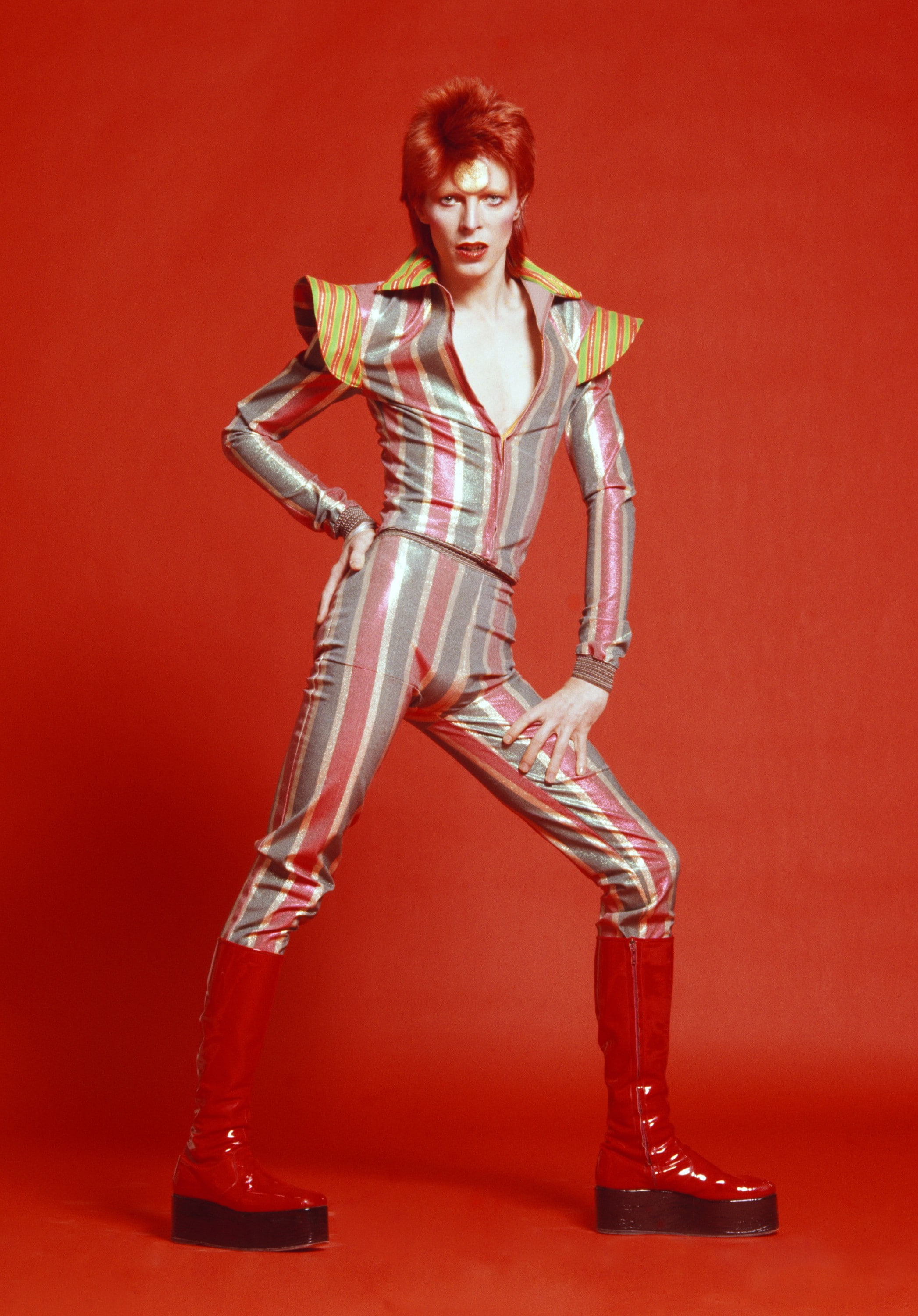 david Bowie, beauty, Looking At Viewer, clothing, adult, studio shot, luxury, confidence, beautiful people, glamour, young adult, colored background, red, Phone HD Wallpaper