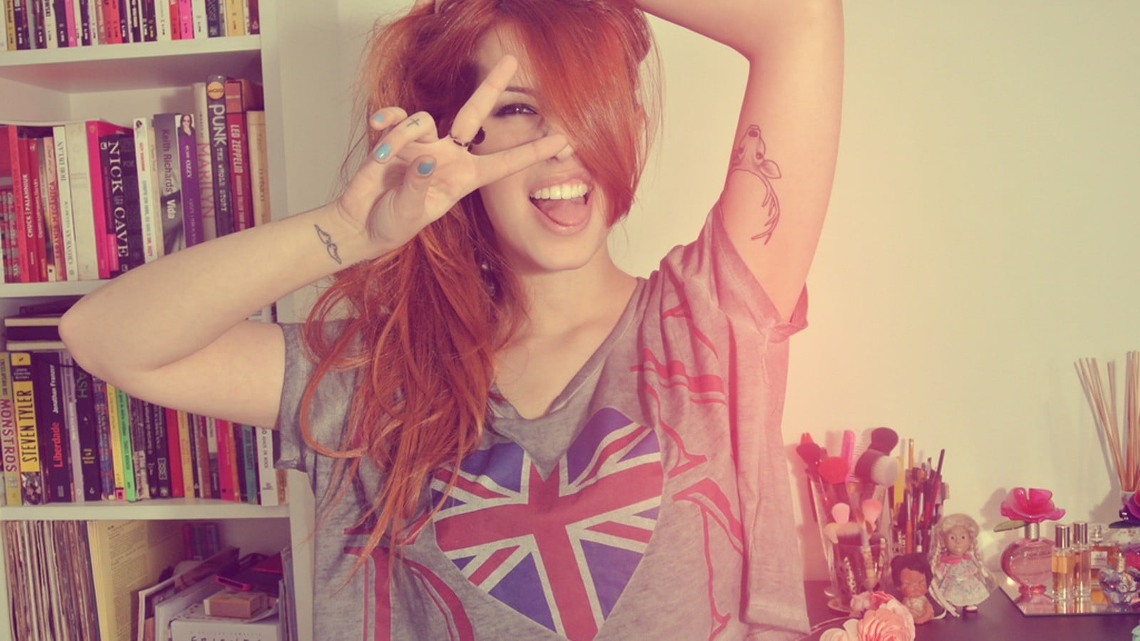 beautiful woman, happiness, females, student, Vic Hollo, human Face, neck, casual clothing, crew, s, people, girls, hairstyle, grey, teenager, arms raised, HD Wallpaper