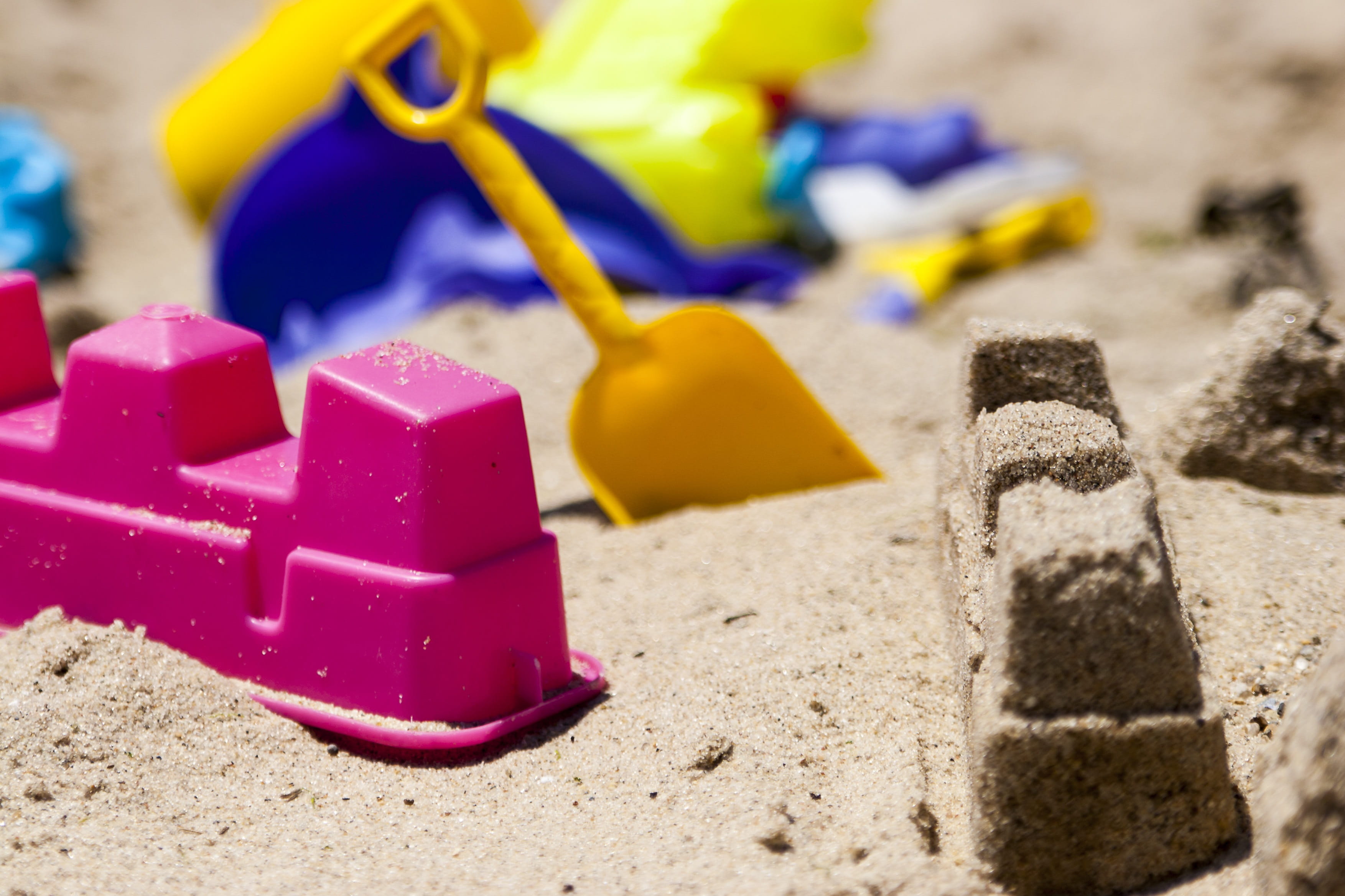 toys, close-up, 2K, selective focus, sand, plastic, concrete, childhood, block, beach, toy, land, still life, block shape, people, yellow, nature, playing, HD Wallpaper