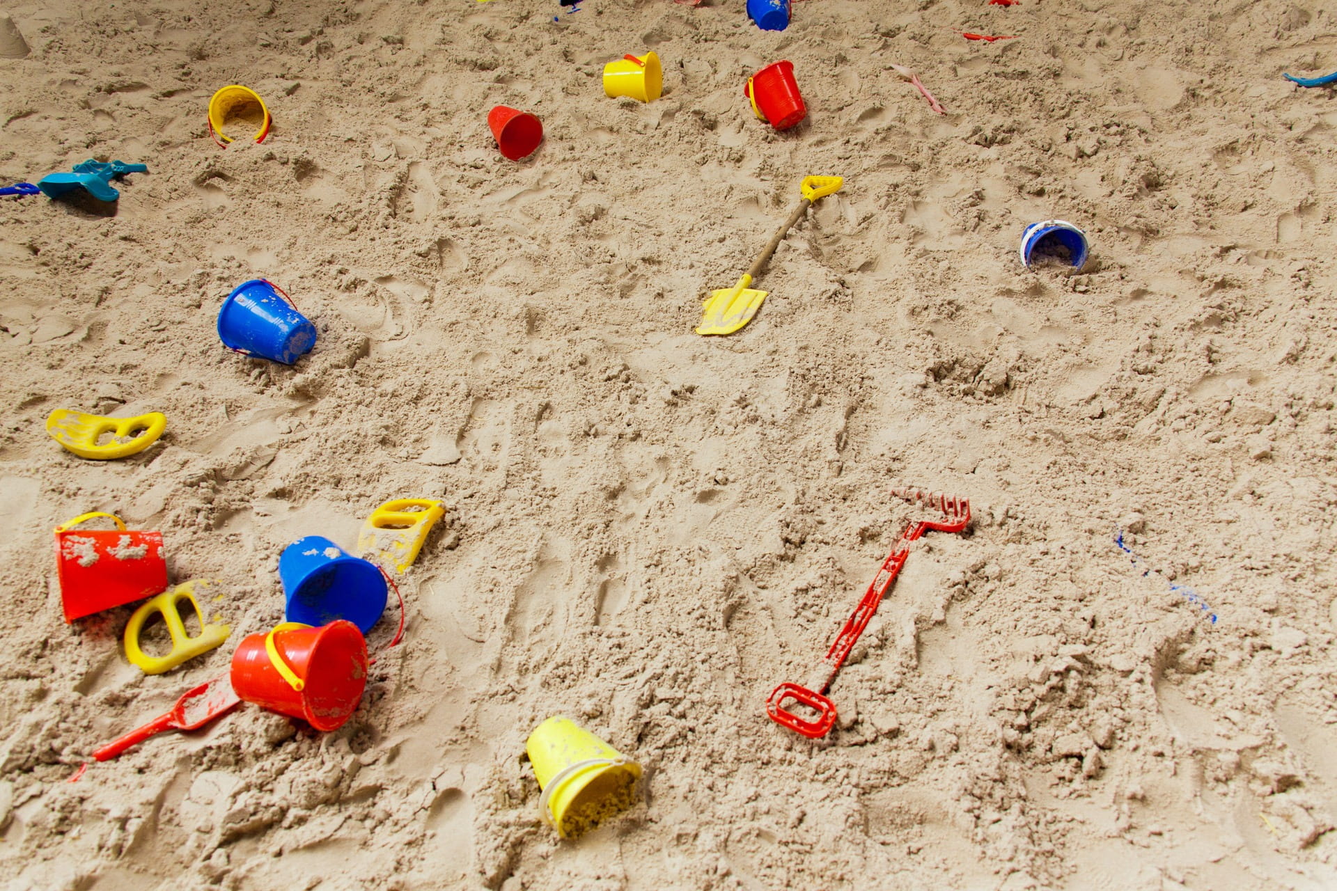 empty, group of objects, toys, leisure activity, high angle view, large group of objects, 1080P, thumbtack, beach, nature, outdoors, toy, day, blue, land, HD Wallpaper