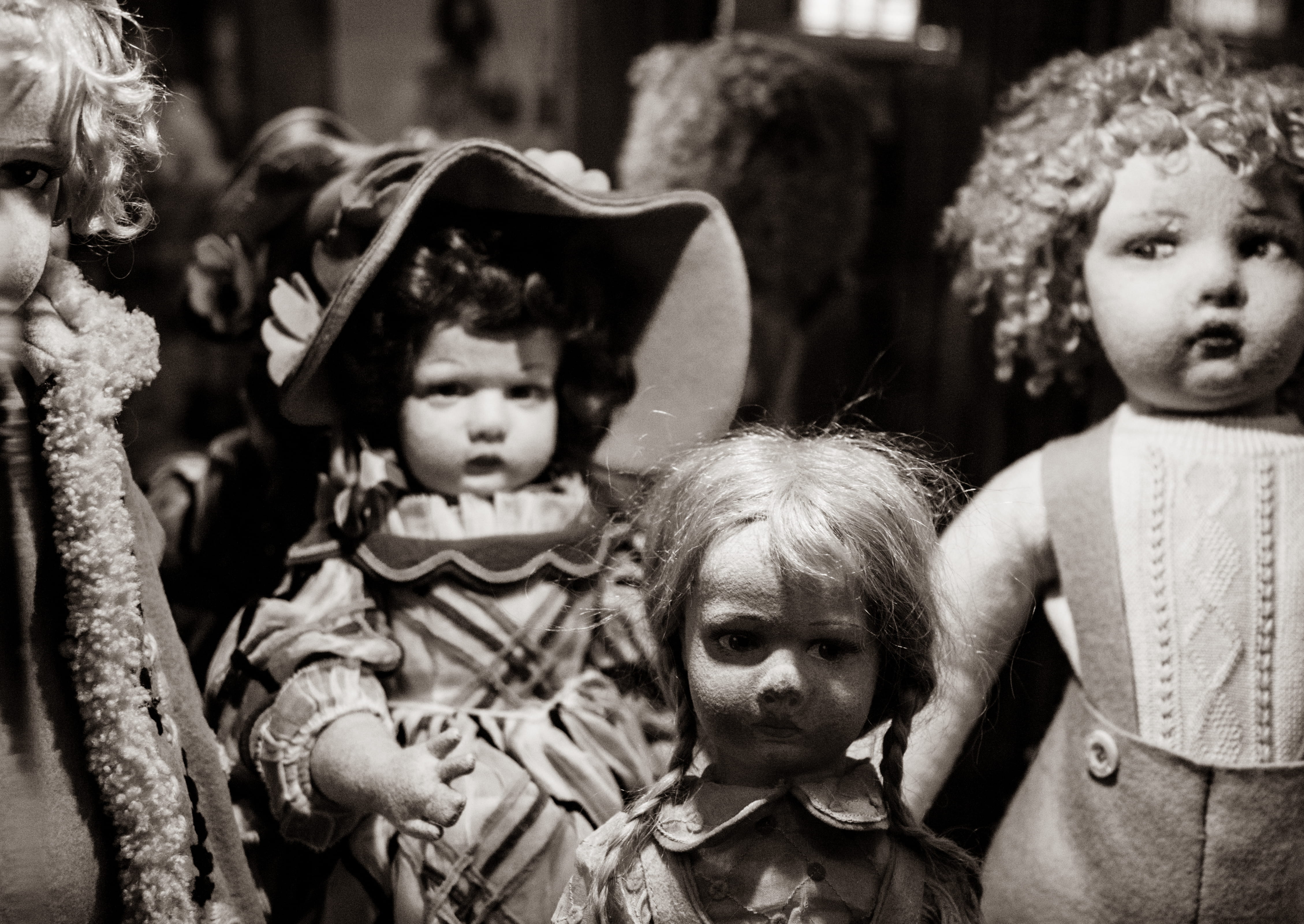 blue mountains, women, paranormal, representation, shirley temple, people, scary, creepy, child, dolls, abandoned, retail display, stern, handmade, retail, HD Wallpaper