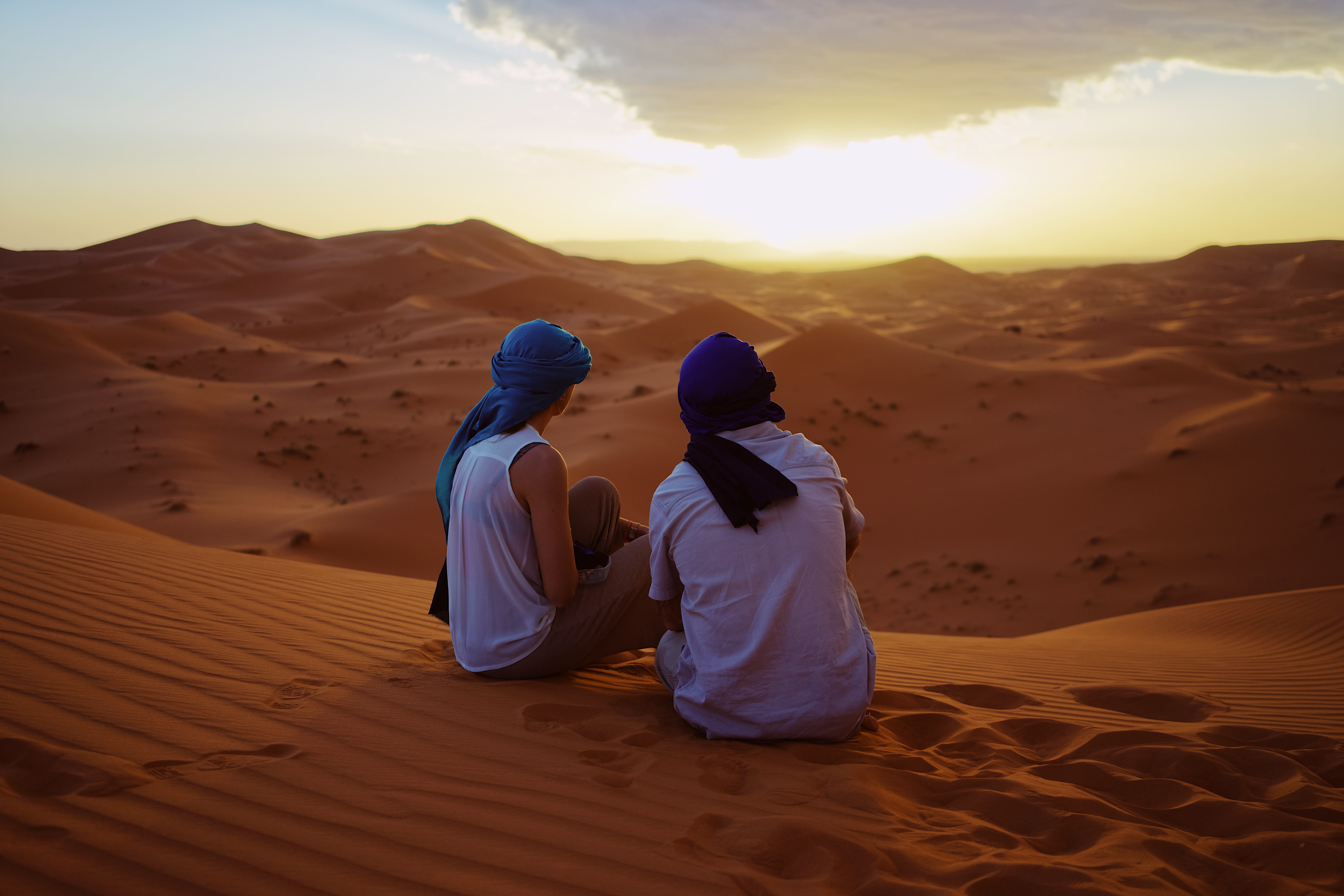 pareja, sand, merzouga, leisure activity, sunset, 5K, style, nature, headscarf, desert, togetherness, fashion, sand dune, sunrise, rear view, climate, HD Wallpaper