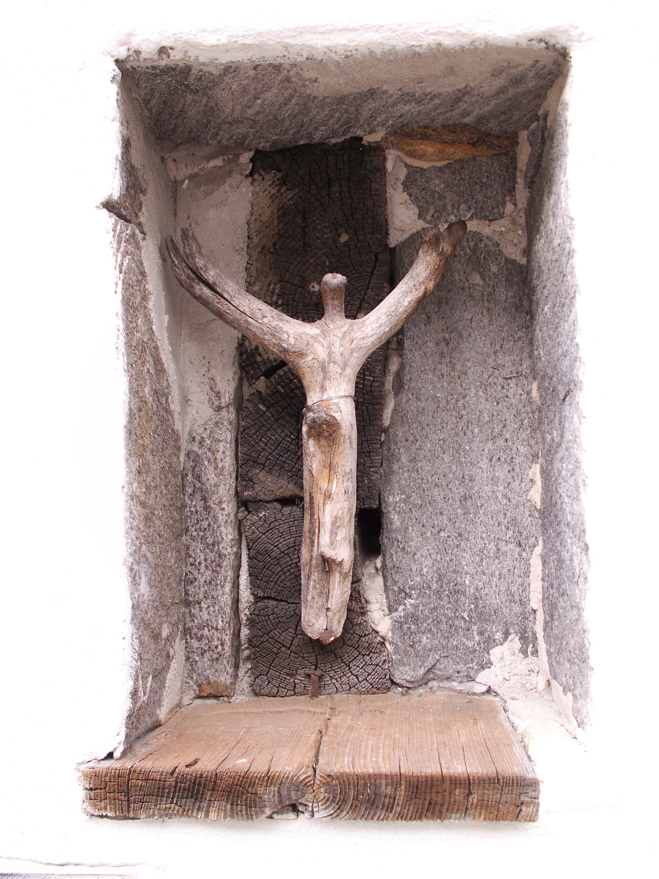 wall - building feature, wood - material, granite, one animal, crucified, wall, wall niche, taxidermy, stone, 2K, animal skull, animal wildlife, animal themes, Phone HD Wallpaper