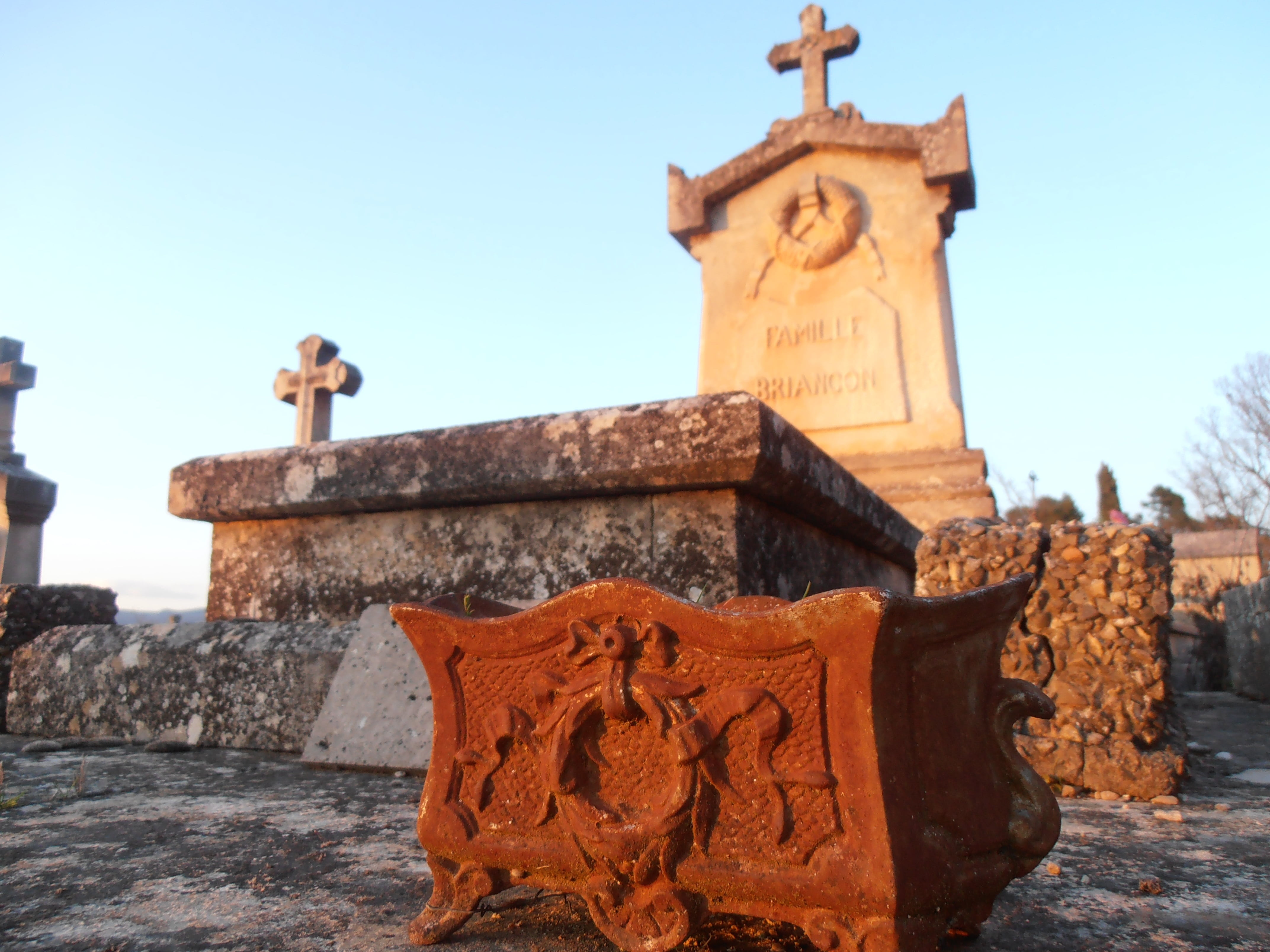 sky, human representation, representation, leave, buried, architecture, red, death, stone, cemetery, day, belief, mourning, place of worship, sculpture, HD Wallpaper