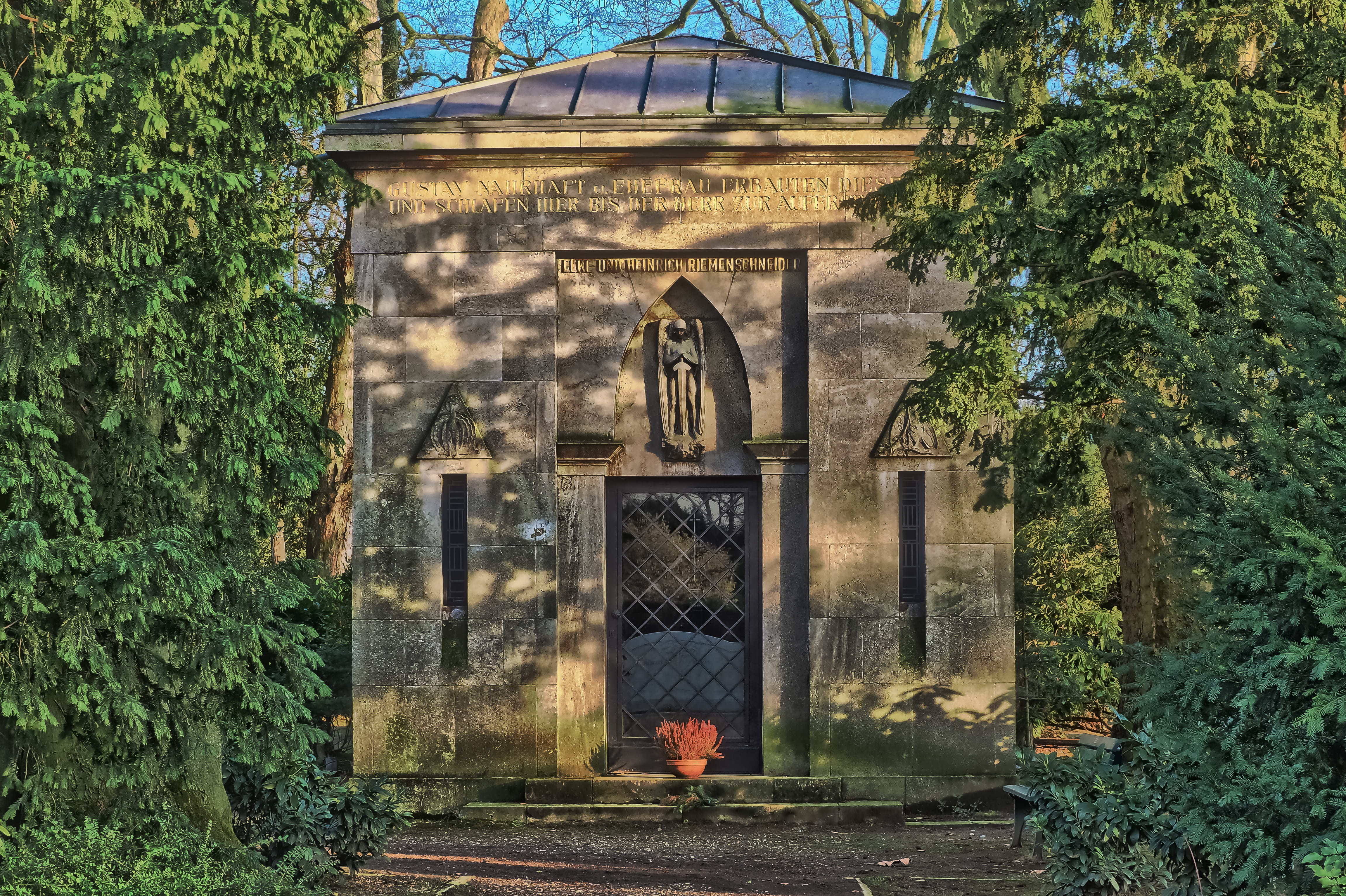 funeral, commemorate, 4K, grave, christianity, building exterior, death, spirituality, tomb, die, belief, building, growth, architecture, memorial, transience, HD Wallpaper