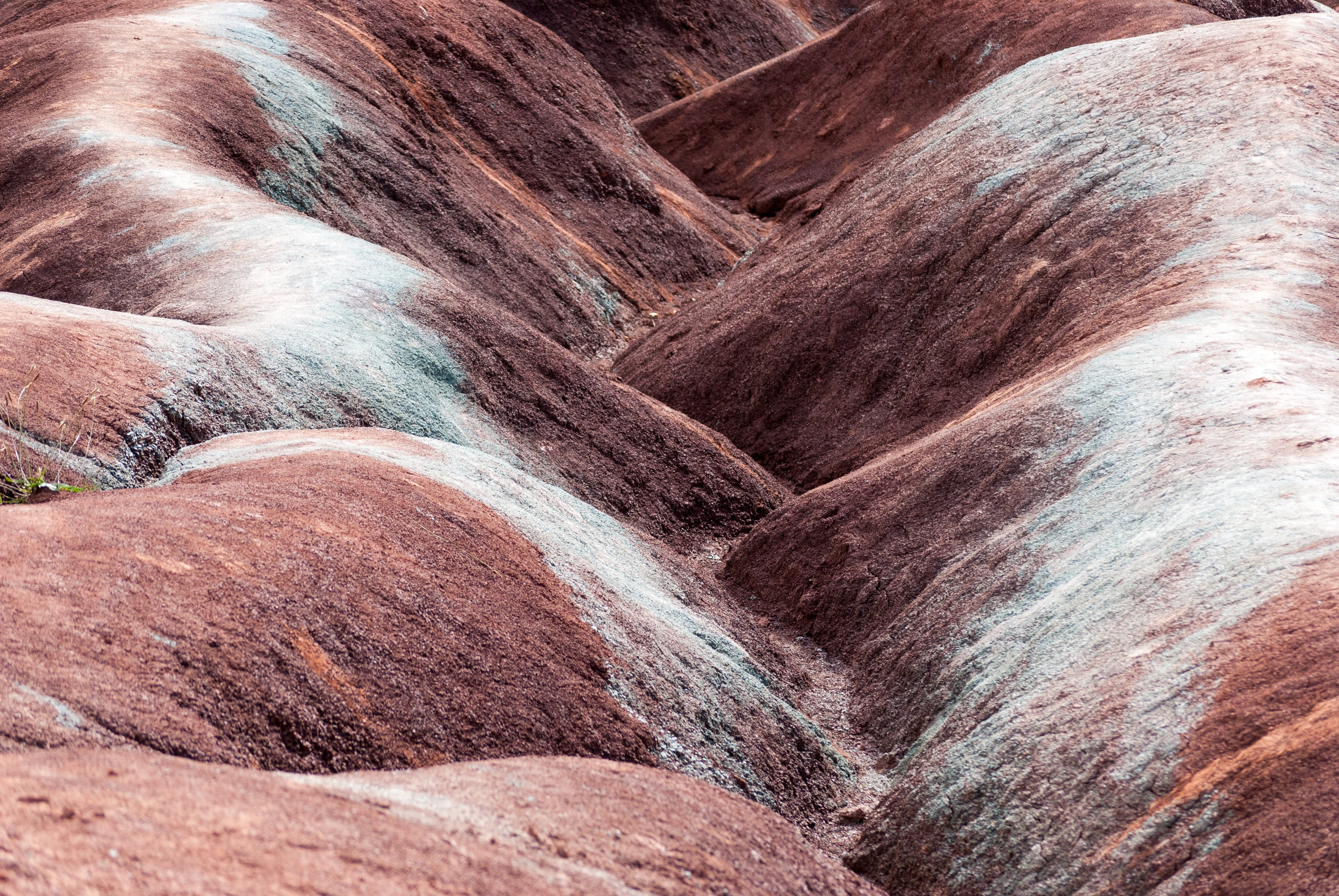 famous, hills, backgrounds, textured, tourism, land, non-urban scene, day, earth, layered, red, Badlands, physical geography, brown, summer, tranquility, HD Wallpaper