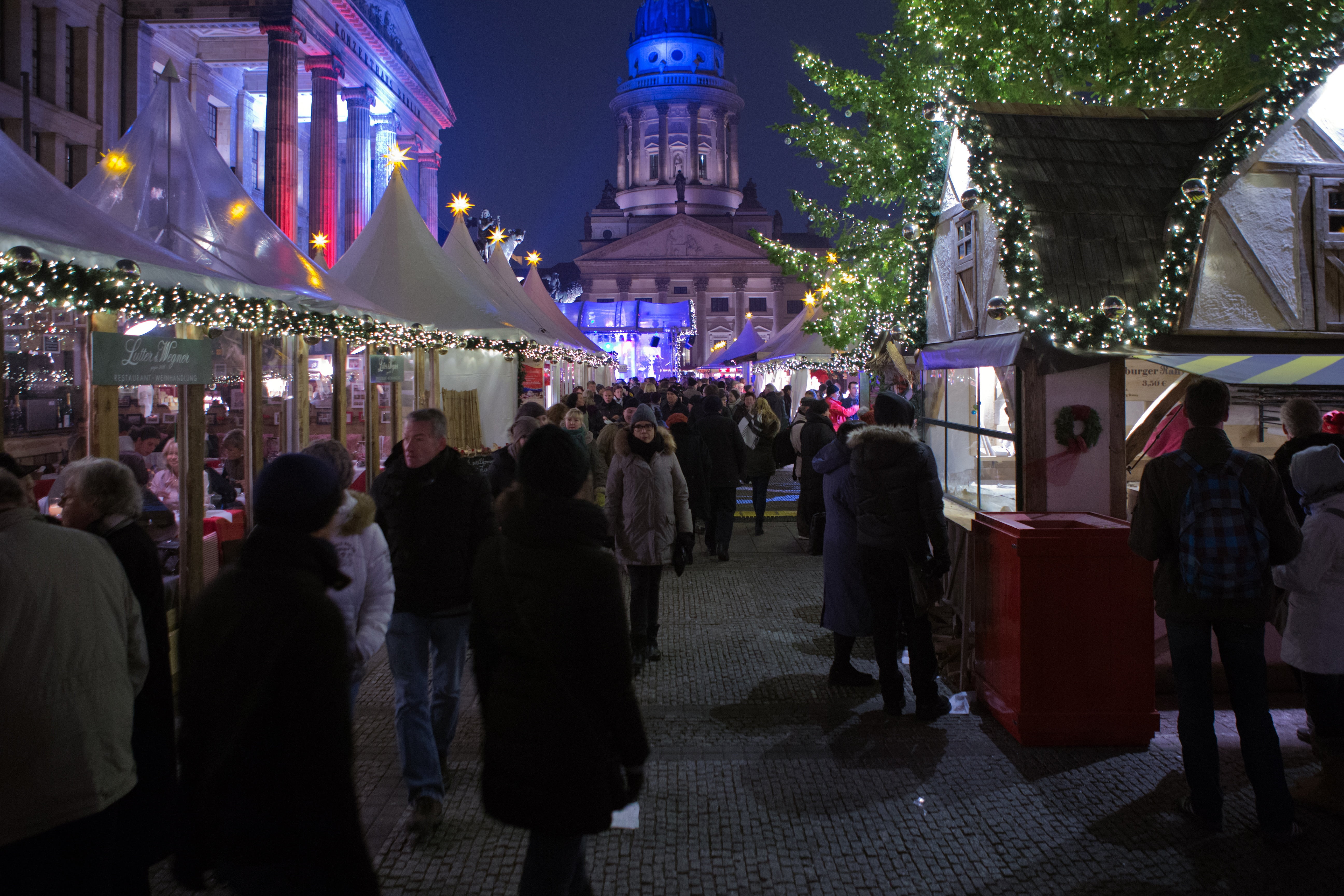 building, crowd, building exterior, people, stalls lights, shopping, gendarmenmarkt, visitors, men, outdoors, christmas, built structure, tree, night, real people, HD Wallpaper
