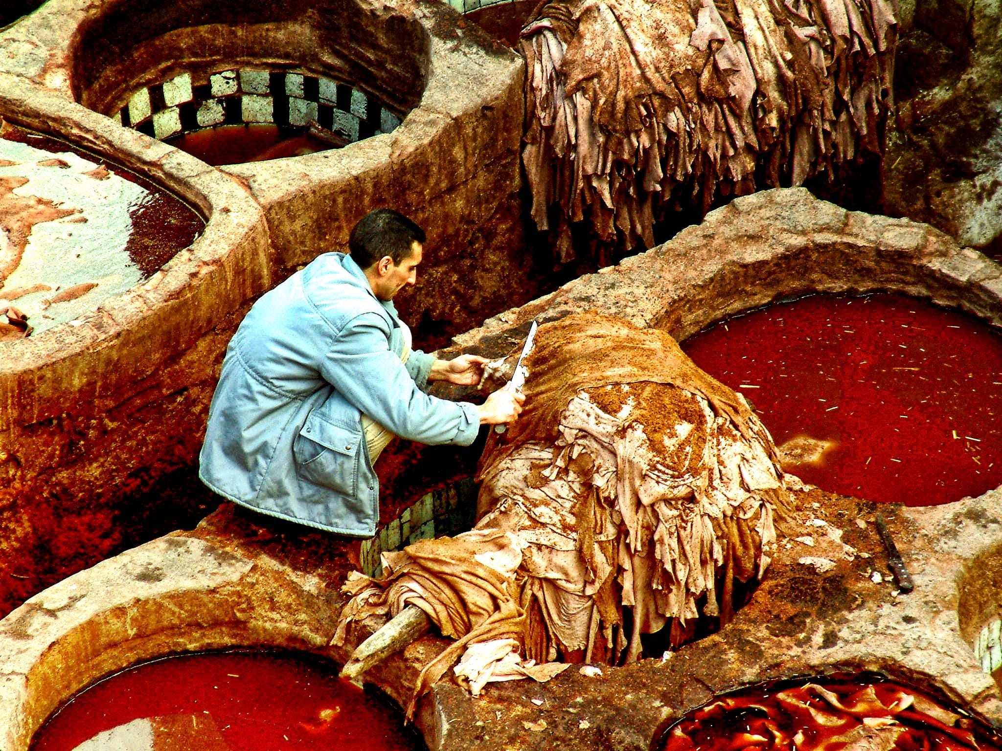 Fez, one man only, Tannery, red, leather, dying, 1080P, outdoors, one person, people, moroccan, Old, day, only men, males, art and craft, real people, HD Wallpaper