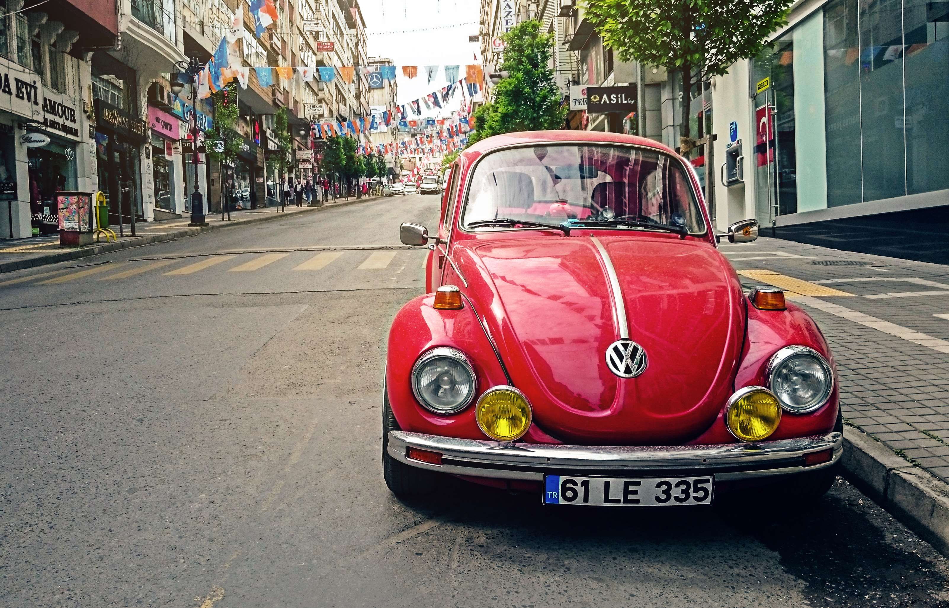 incidental people, colorful, vintage, road, red, street, volkswagen, day, transportation, city street, city, volkswagen beetle, building exterior, land vehicle, HD Wallpaper