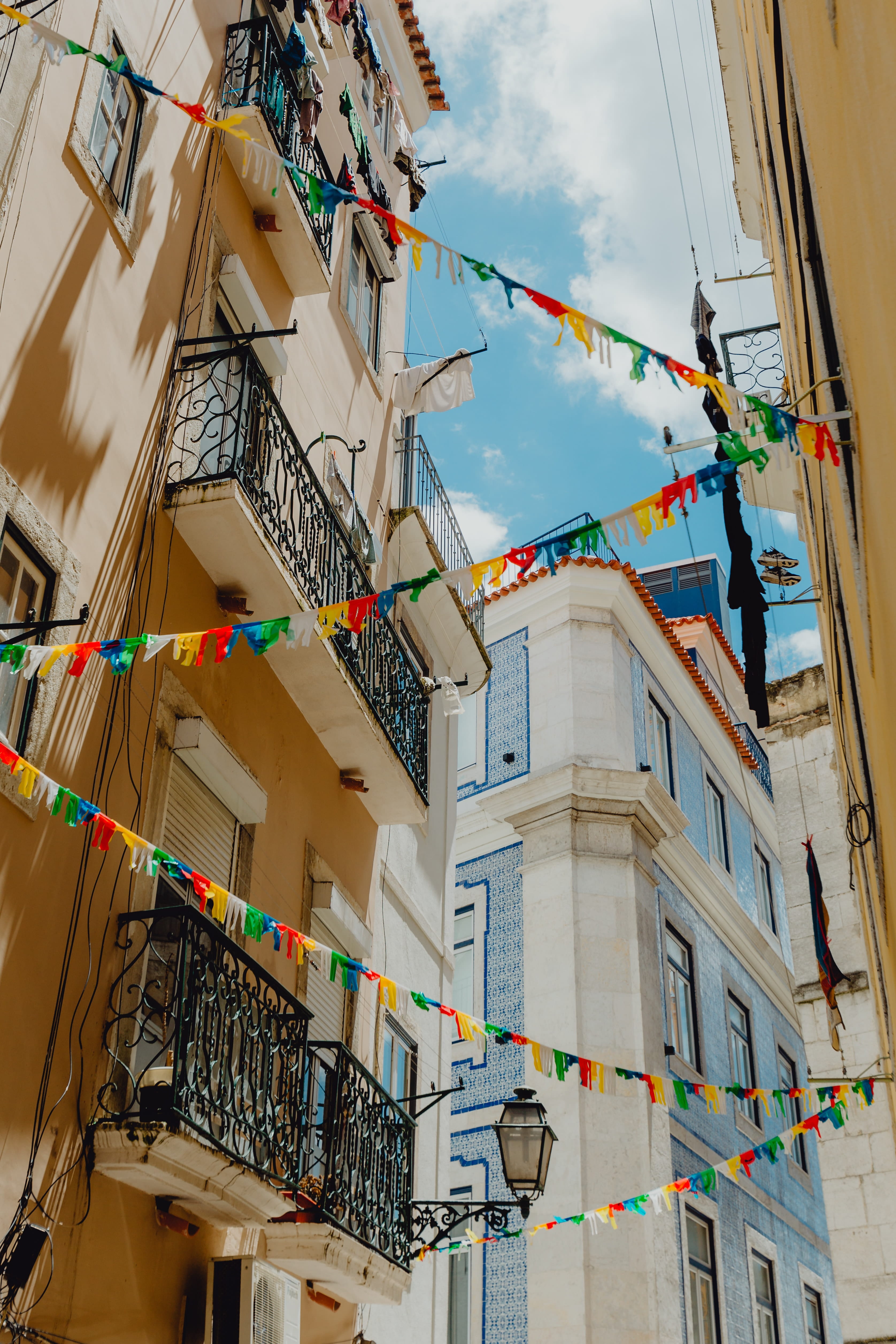 decoration, laundry, built structure, nature, apartment, cloud - sky, happy, lisbon, garland, saint, building, anthony, alfama, lisboa, residential district, Phone HD Wallpaper