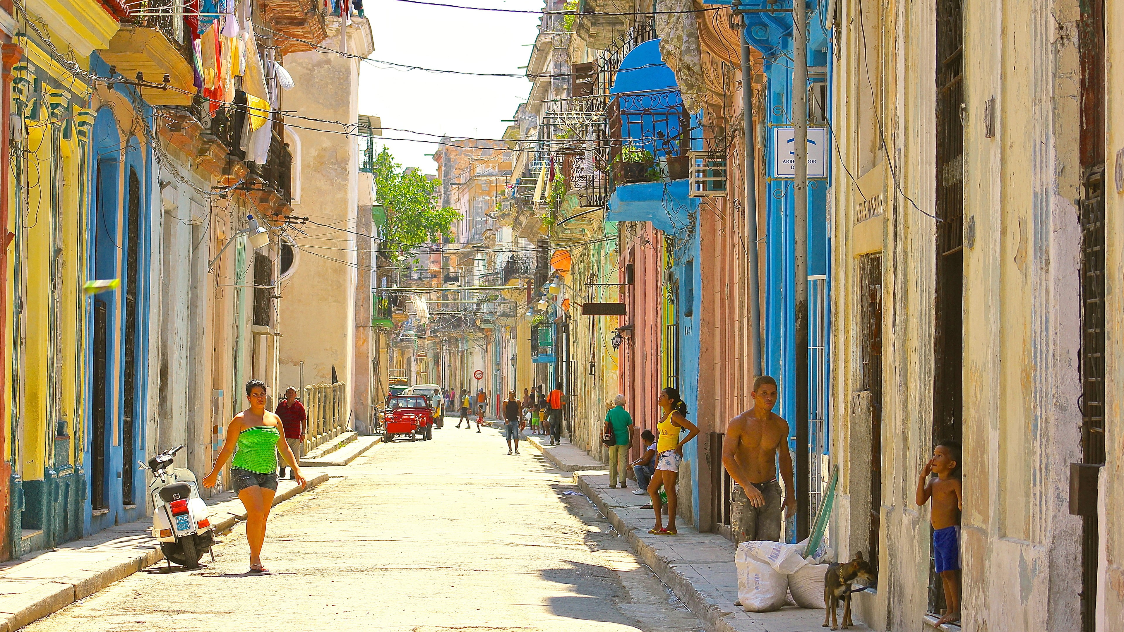 full length, building, the way forward, architecture, men, adult, day, built structure, city, top, women, green, real people, s, walking, Havana, outdoors, HD Wallpaper