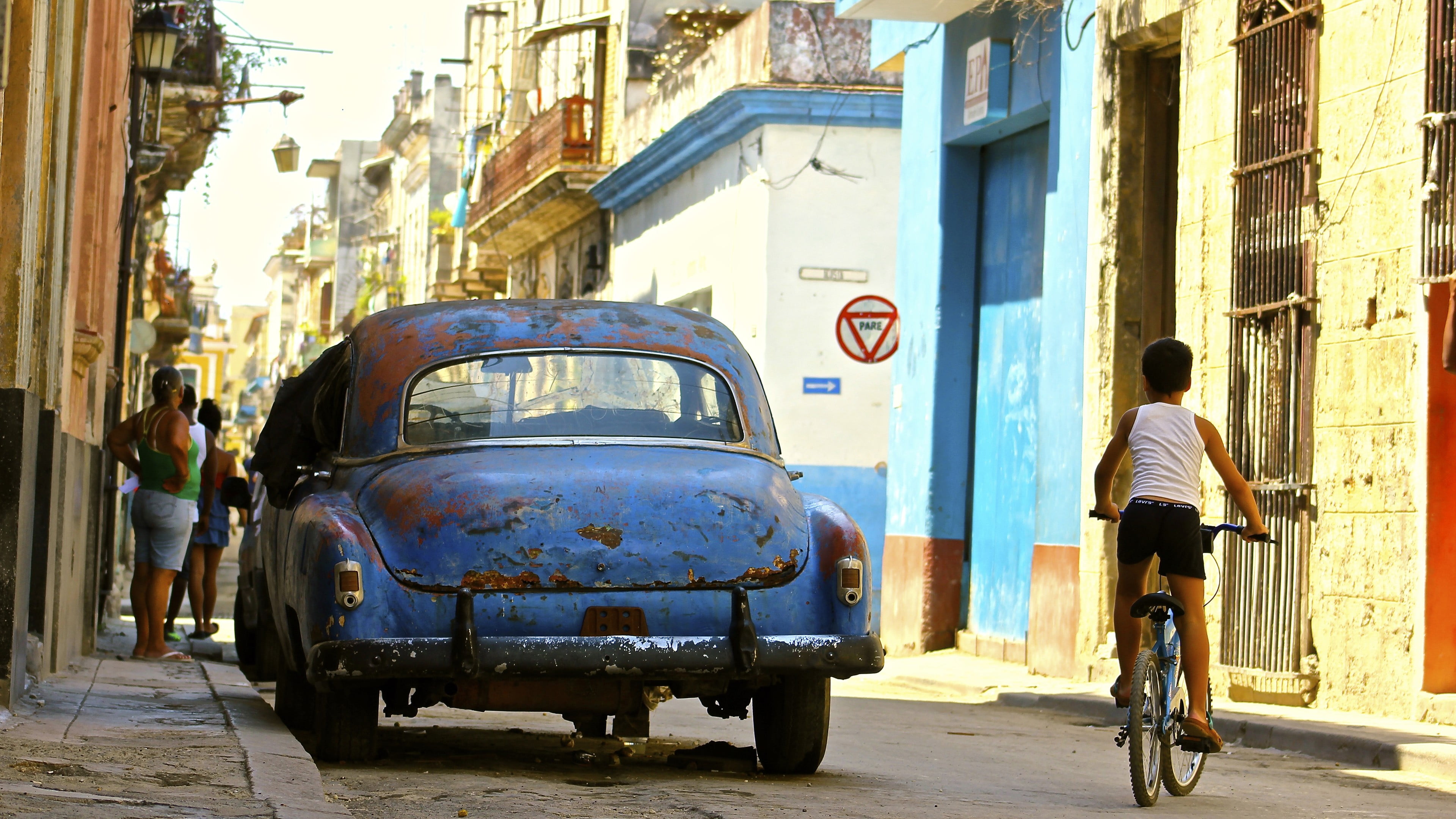 4K, Cuba, building exterior, city life, classic, architecture, transportation, Havana, land vehicle, bicycle, real people, mode of transportation, men, HD Wallpaper