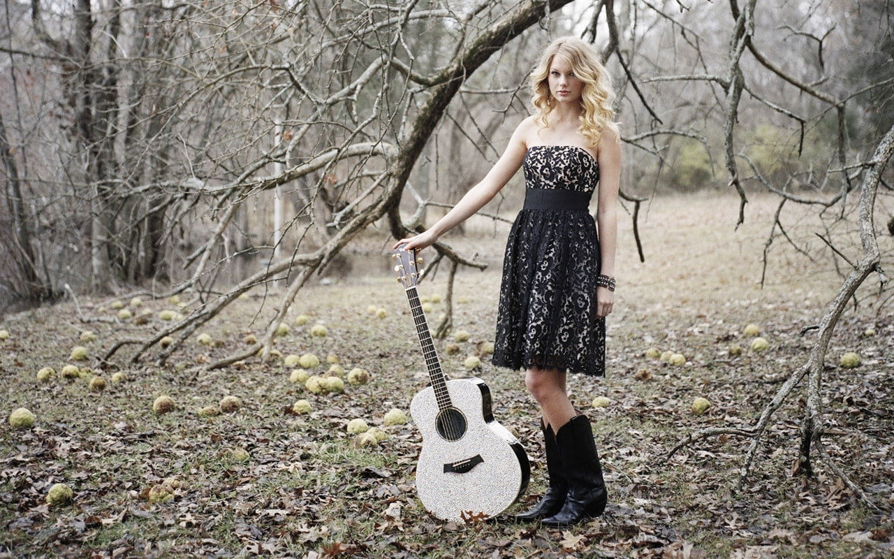 violin, swift, blonde, trees, face, dead trees, star, taylor, taylor swift, beauty, curly hair, dead, celebrities, girl, curly, hair, 720P, HD Wallpaper