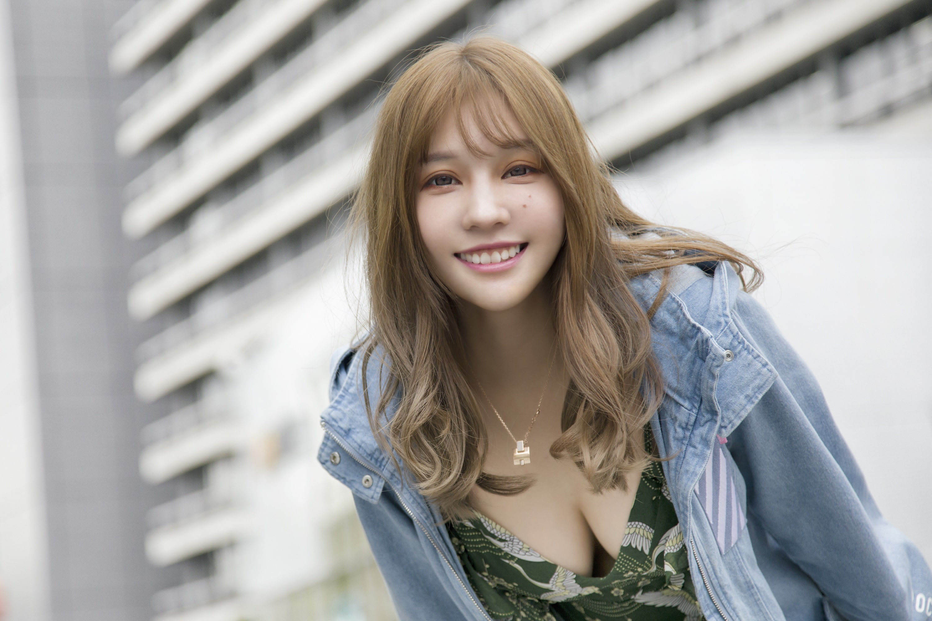 looking at camera, looking at viewer, headshot, depth of field, brunette, happiness, cleavage, portrait, 2K, dress, long hair, lifestyles, blond hair, HD Wallpaper