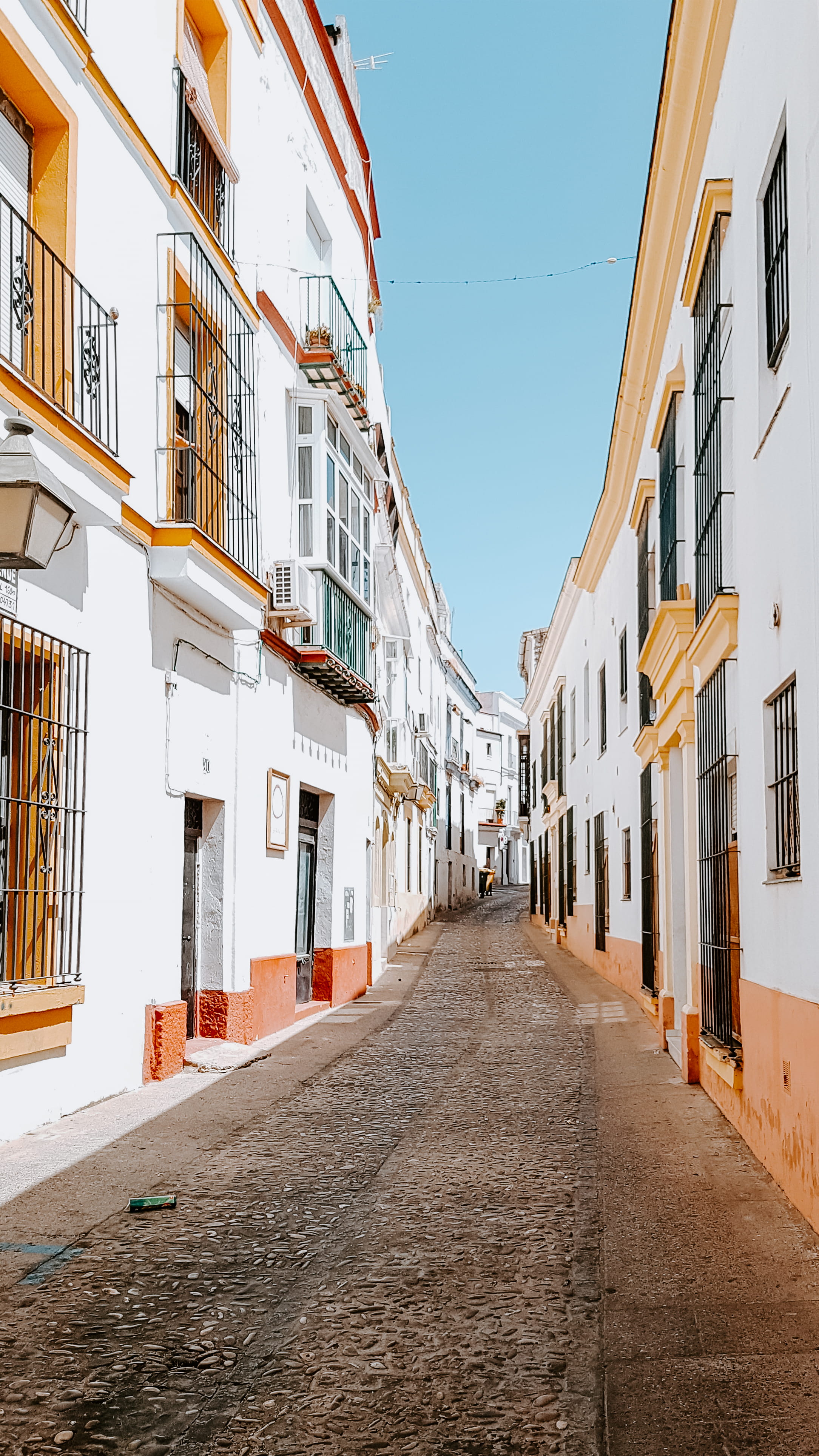 casa blanca, cityscape, window, summer, sky, residential District, beige, sunlight, estrecho, building Exterior, house, day, famous Place, cultures, door, Phone HD Wallpaper