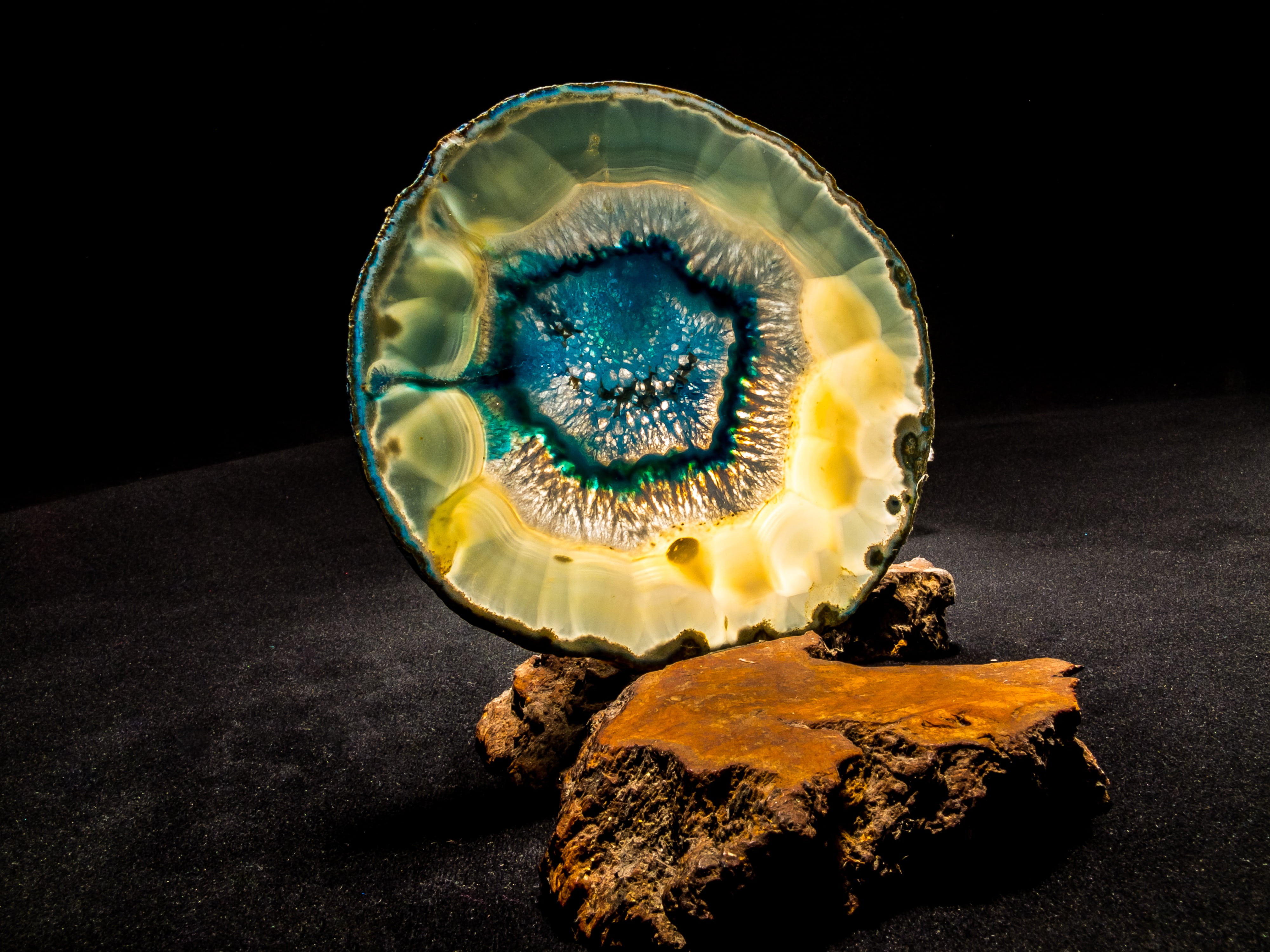 jewelry, luxury, solid, agate slice, gemstone, single object, brown, shiny, studio shot, indoors, precious gem, 4K, close, light, rock - object, gold colored, HD Wallpaper