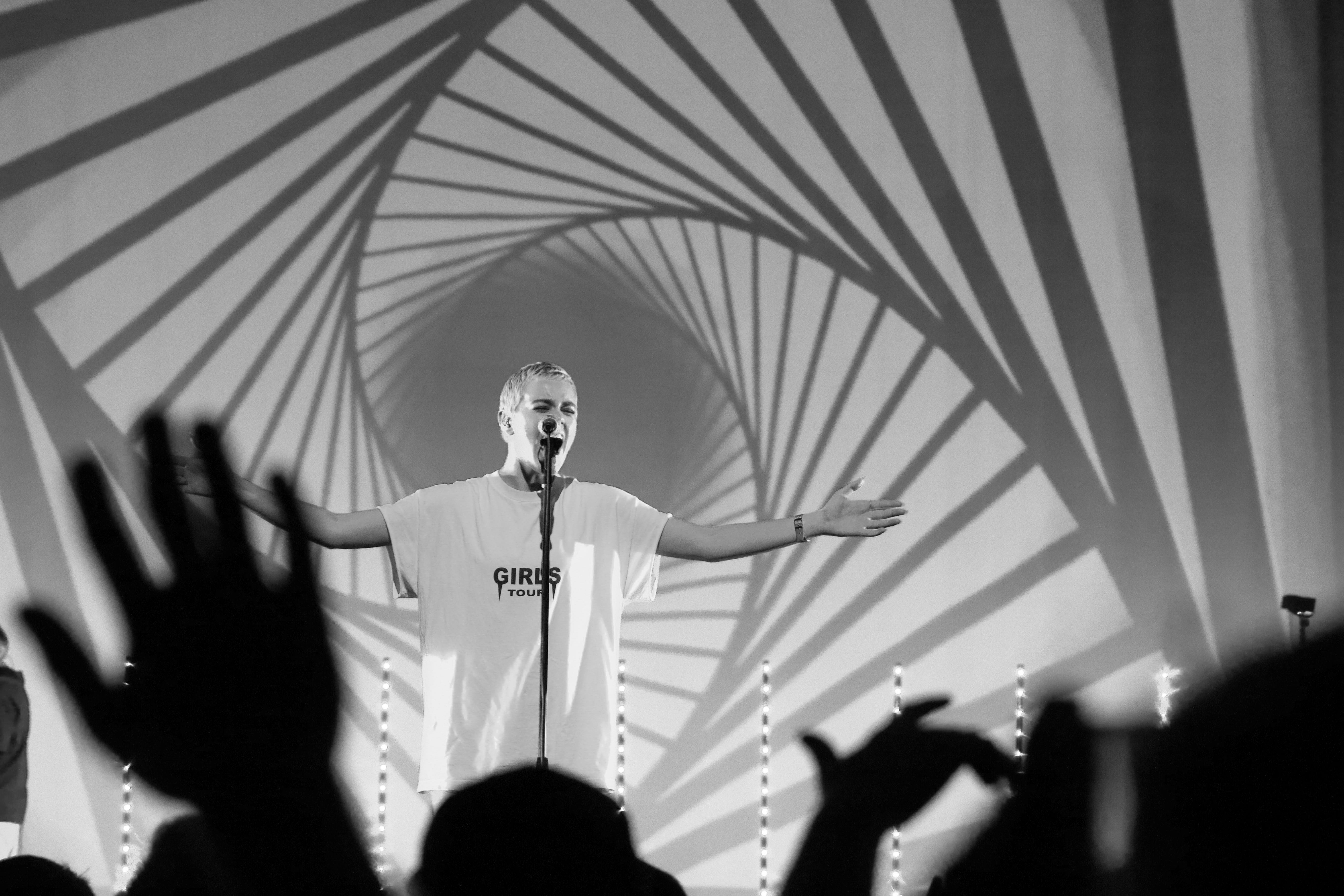 sing, black and white, incidental people, performance, arts culture and entertainment, indoors, skill, 5K, people, stage, lifestyles, human limb, occupation, HD Wallpaper